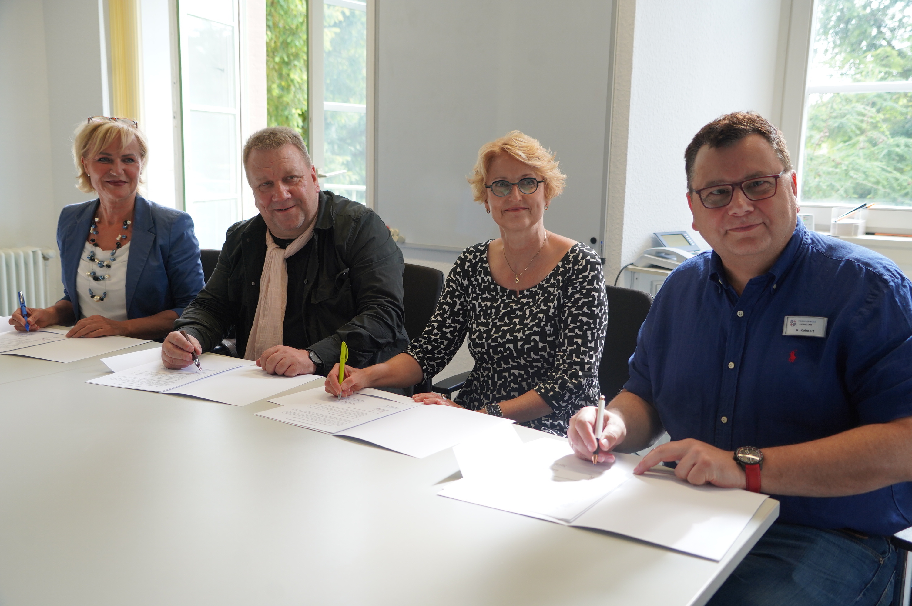 (v.l.n.r.): Susann Hertz (Leiterin des Staatlichen Schulamts für den Landkreis Bergstraße und den Odenwaldkreis), Dezernent Matthias Schimpf, Dr. med. Annette Duve (Klinikdirektorin der Vitos Kinder- und Jugendklinik für psychische Gesundheit Riedstadt) sowie Kai Kuhnert (Leiter des Jugendamtes des Kreises Bergstraße) unterzeichnen die Verlängerung der Kooperationsvereinbarung über die Zusammenarbeit zwischen den Institutionen der Kinder- und Jugendpsychiatrie, der Jugendhilfe und dem Staatlichen Schulamt.