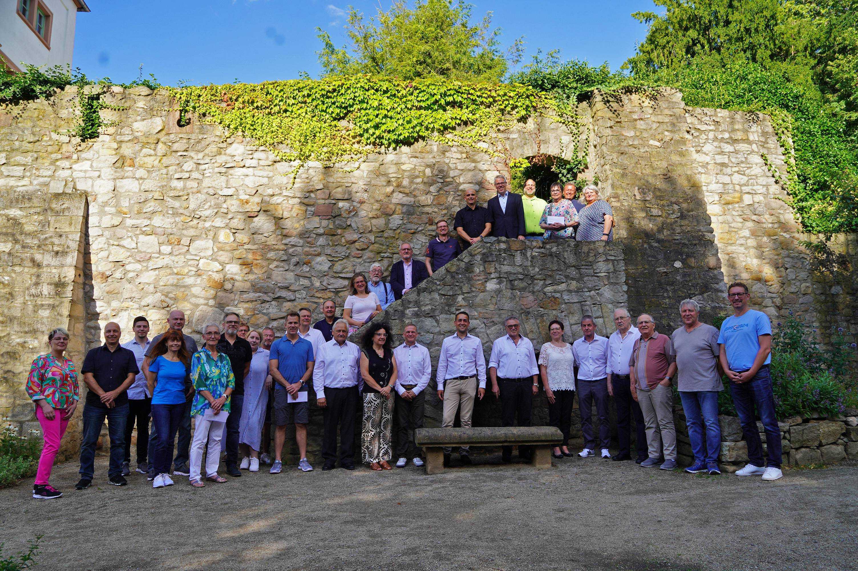 Zahlreiche Vereinsvertreterinnen und –vertreter aus dem gesamten Kreisgebiet sind der Einladung von Landrat Christian Engelhardt gefolgt und haben sich beim Landratsamt in Heppenheim zusammengefunden (auf dem Bild fehlen Mitglieder des SKG Löhrbach e.V., der Bensheim Pool Knights und der Privilegierten Schützengesellschaft Auerbach 1570 e.V.).