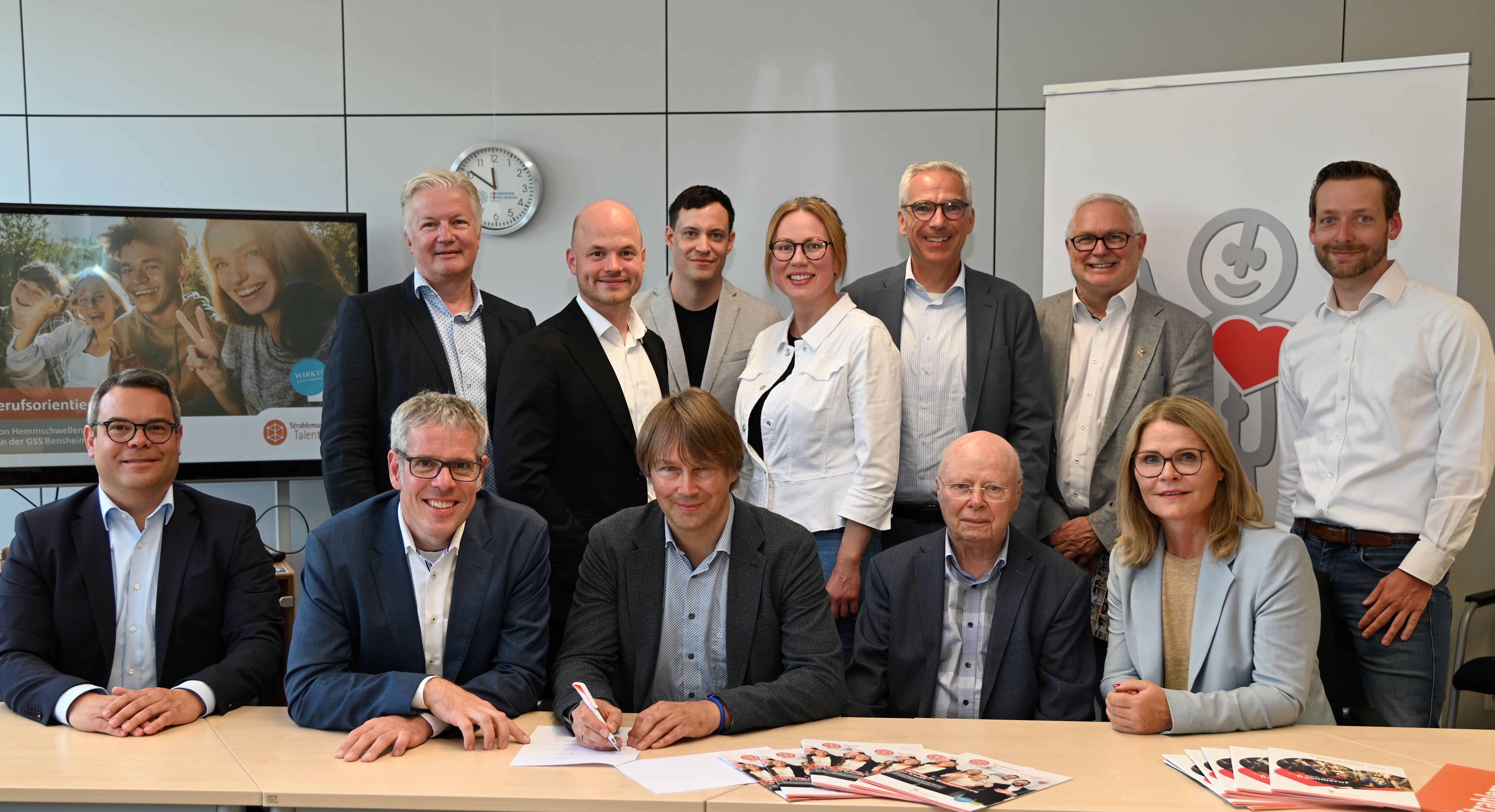 Landrat Christian Engelhardt (2.v.li. vorne) und Thomas Stricker, Leiter der Geschwister-Scholl-Schule Bensheim (3. v. li. vorne), bei der Unterzeichnung der Kooperationsvereinbarung mit der Strahlemann-Stiftung um den geschäftsführenden Vorstandsvorsitzenden Franz-Josef Fischer (2. v. re. hinten).