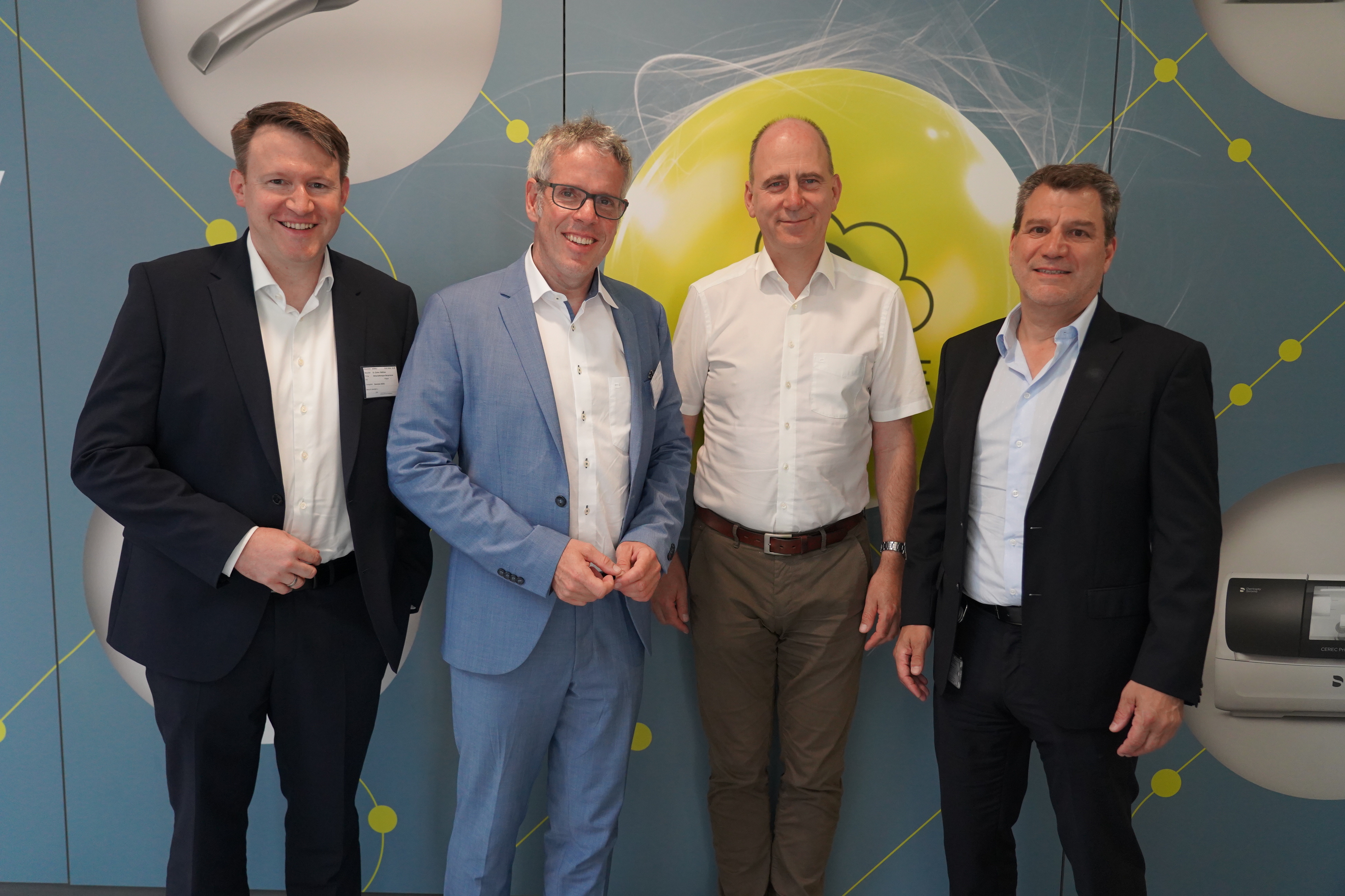 Landrat Christian Engelhardt (2. v. links) und Dr. Matthias Zürker, Geschäftsführer der Wirtschaftsförderung Bergstraße, tauschten sich mit den beiden Geschäftsführern Ted Julius (rechts) und Niels Plate (2. v. rechts) am Bensheimer Standort von Dentsply Sirona aus.