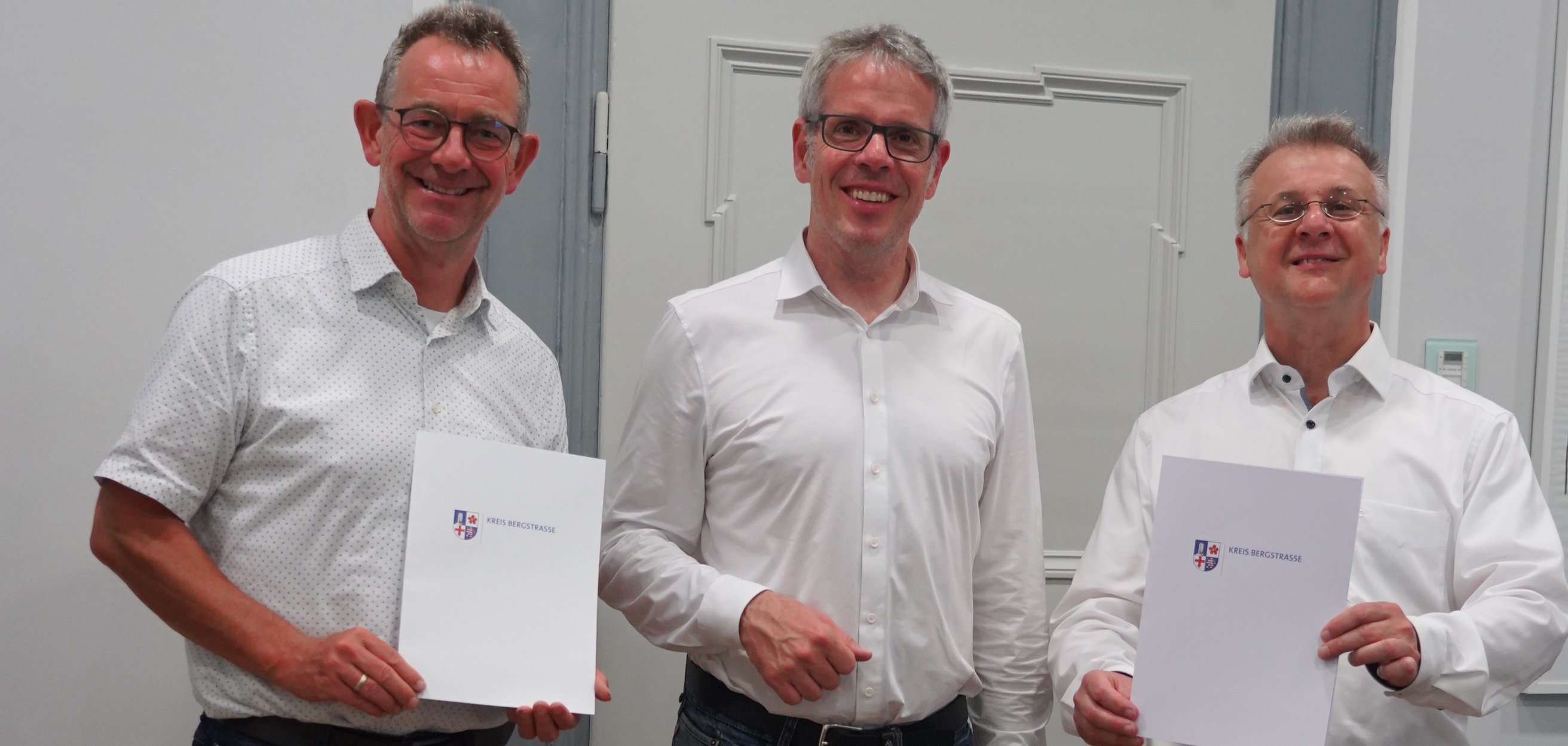 Landrat Christian Engelhardt überreicht den jeweiligen Bürgermeistern, Rainer Burelbach und Christian Schönung Förderbescheide über das Sofortprogramm Radverkehr des Kreises Bergstraße.