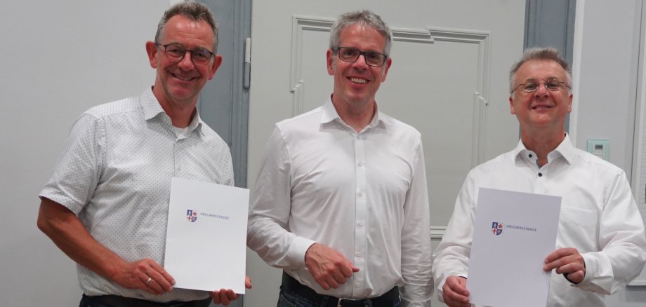 Landrat Christian Engelhardt überreicht den jeweiligen Bürgermeistern, Rainer Burelbach und Christian Schönung Förderbescheide über das Sofortprogramm Radverkehr des Kreises Bergstraße.