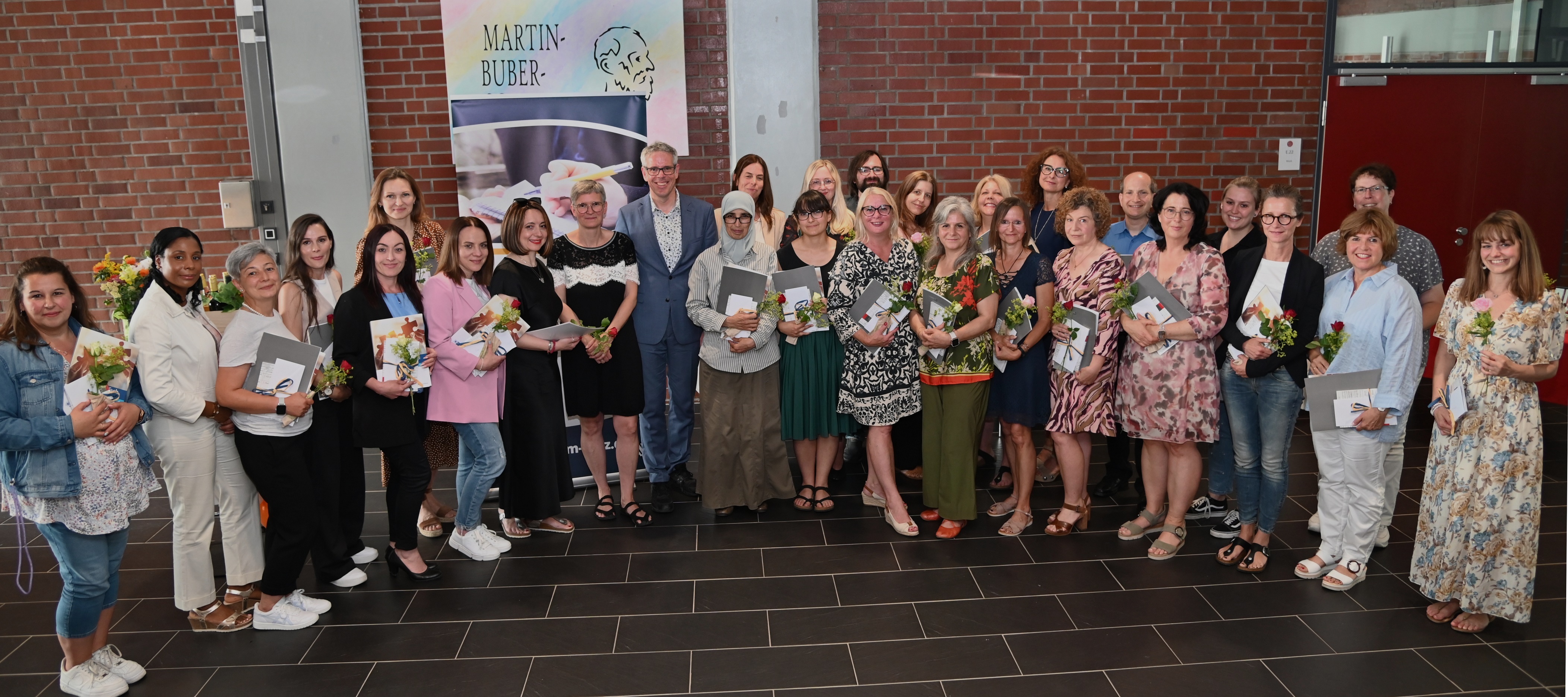 Abschluss geschafft und viel gelernt! Die Absolventinnen und Absolventen mit Landrat Engelhardt bei der Übergabe der Zertifikate in der Martin-Buber-Schule in Heppenheim.