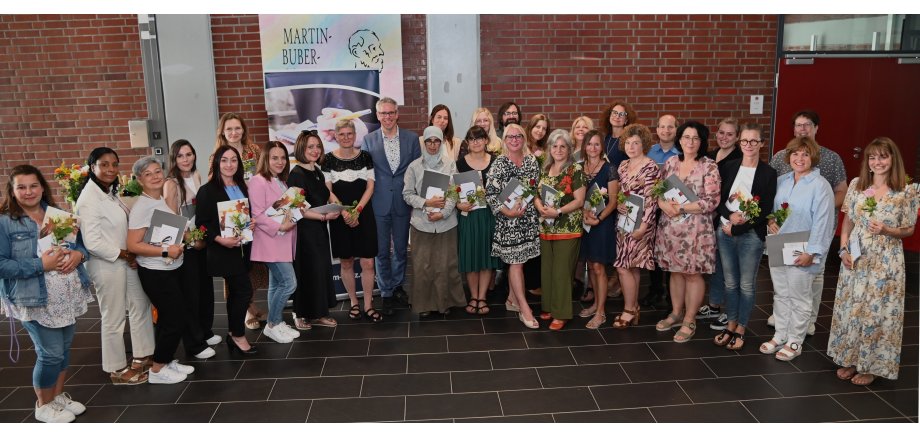 Abschluss geschafft und viel gelernt! Die Absolventinnen und Absolventen mit Landrat Engelhardt bei der Übergabe der Zertifikate in der Martin-Buber-Schule in Heppenheim.