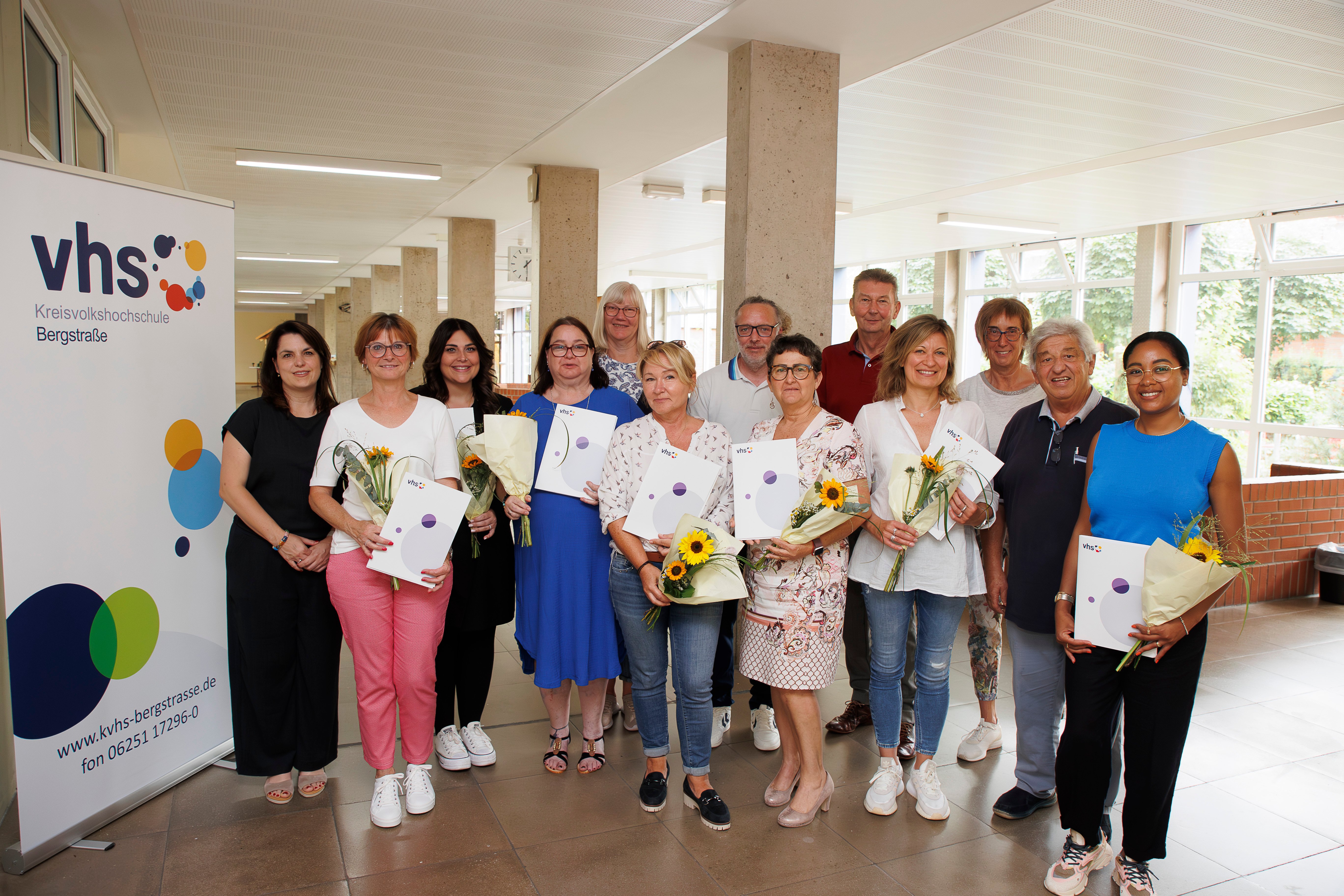 Die Absolventinnen des sechsten Landeslehrgangs für Betreuungskräfte aus dem Pakt für den Ganztag gemeinsam mit dem Kreisbeigeordneten Philipp-Otto Vock (2. v. r. – als Vertretung für Landrat Christian Engelhardt anwesend), dem kommissarischen Schulleiter der ESS, Martin Gonnermann (hinten 2. v. r.), Claudia Blume vom Eigenbetrieb Schule und Gebäudewirtschaft Kreis Bergstraße (rechts daneben), der Fachbereichsleiterin der Kreisvolkshochschule Bergstraße, Melanie Knauf (vorne links), sowie dem Kursleiter Christian Hörnle (hinten Mitte) bei der Zertifikatsübergabe.