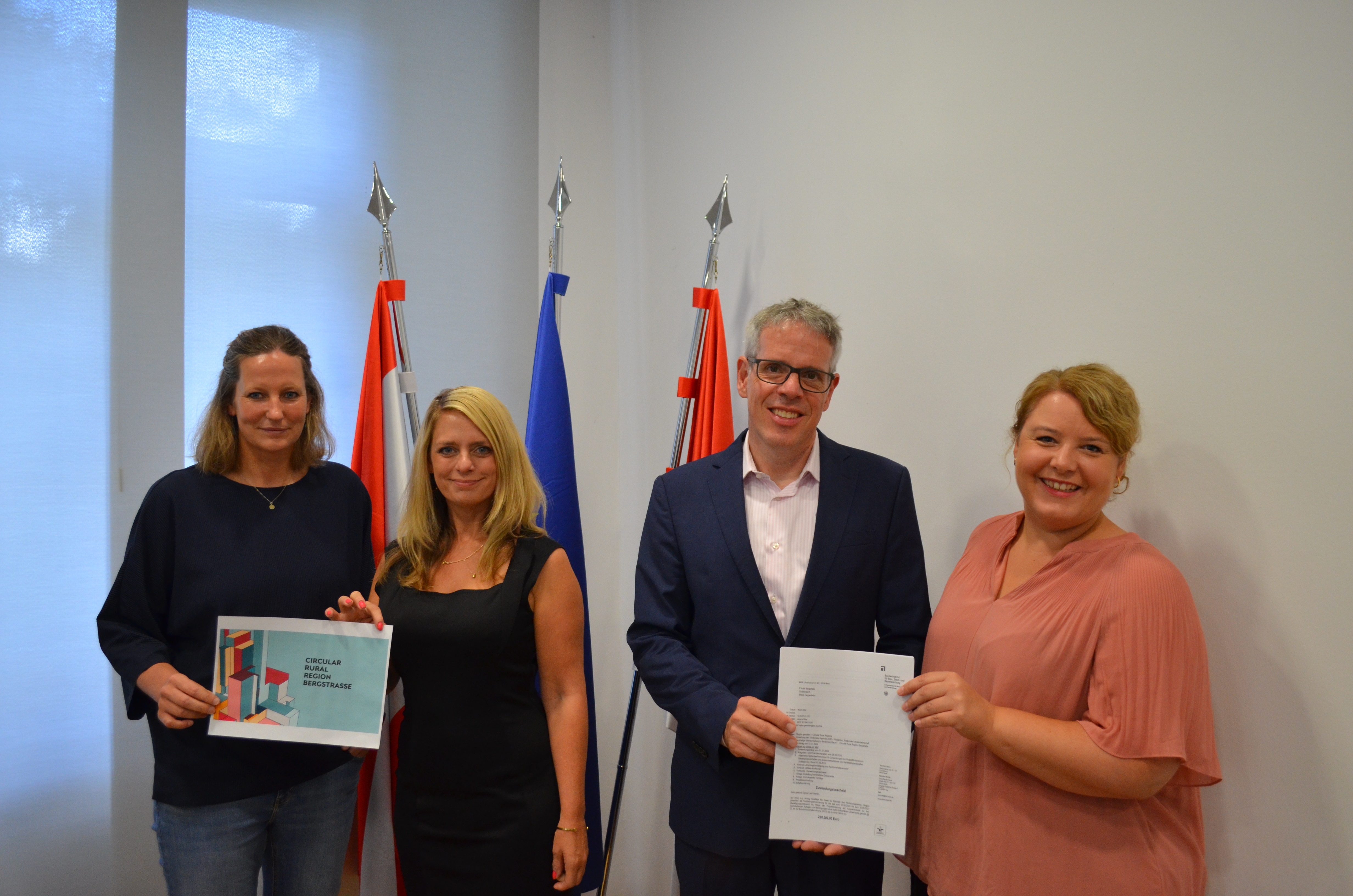 Wollen mehr Kreislaufwirtschaft an der Bergstraße ermöglichen: Landrat Christian Engelhardt mit Corinna Simeth (Leiterin der Abteilung Grundsatz und Kreisentwicklung) sowie Dr. Claudia Bolte (rechts) und Katharina Wilkin (links) von der Abteilung Grundsatz und Kreisentwicklung.