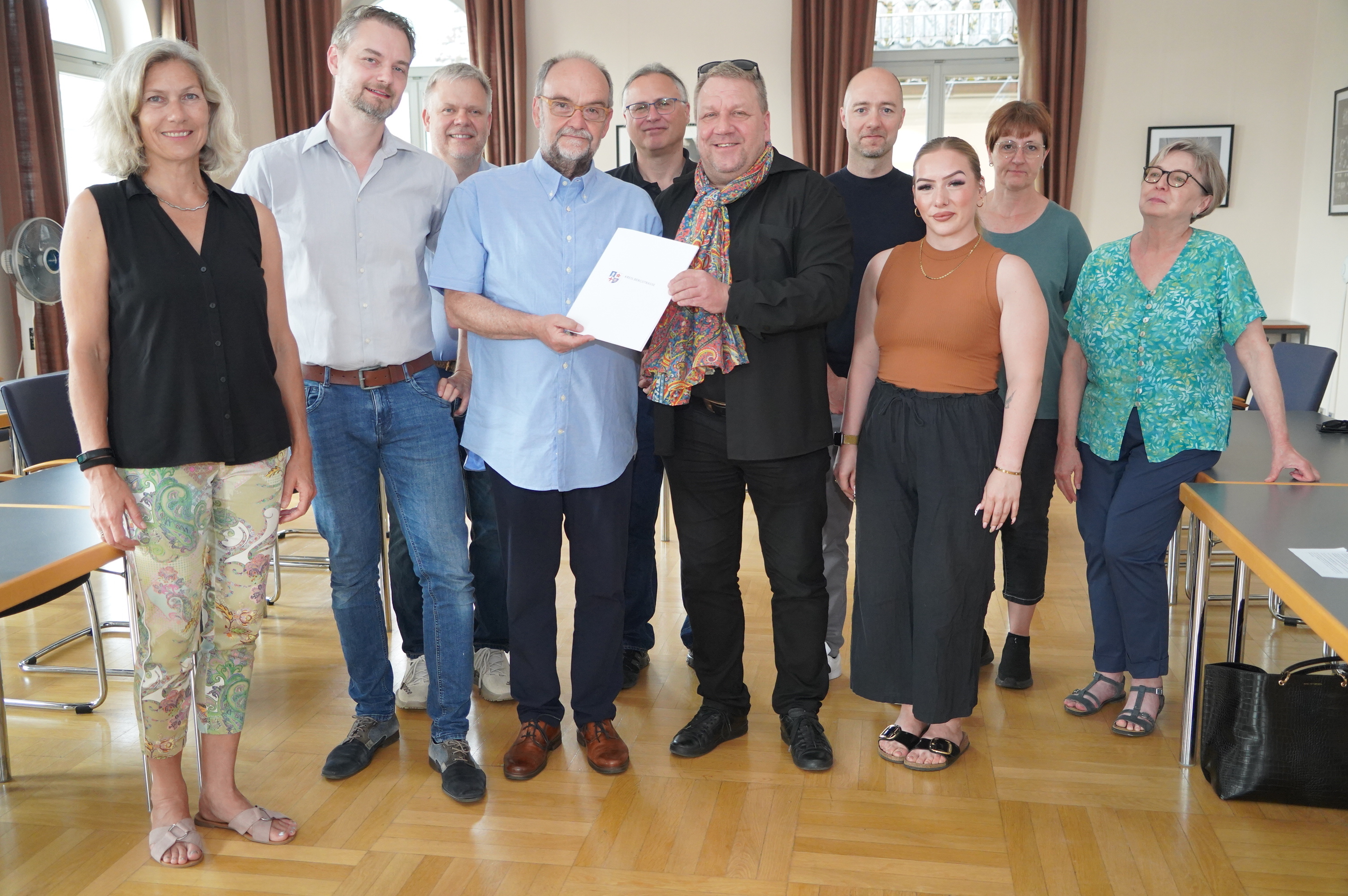 Der hauptamtliche Kreisbeigeordnete und zuständige Dezernent Matthias Schimpf (Mitte) überreichte gemeinsam mit Verena Weiß (rechts daneben) vom Bergsträßer Jugendamt die Förderbescheide für die Neckarsteinacher Kita Schatzinsel an den ehemaligen Bürgermeister Herold Pfeifer (Mitte). Ebenfalls anwesend waren (v.l.n.r.) Antje Eder (Architektin der Stadt), Bürgermeister Lutz Spitzner, Norbert Feick (Pfarrer der evangelischen Kirchengemeinden Darsberg und Neckarsteinach), Marco Lautenschläger (Geschäftsführer der gemeindeübergreifenden Trägerschaft der neun Kindertagesstätten im evangelischen Dekanat Odenwald), Daniel Hofmeister (Geschäftsführer von gerstner+hofmeister architekten PartG mbB), Claudia Braun und Iris Lenz (Kita-Leiterinnen).