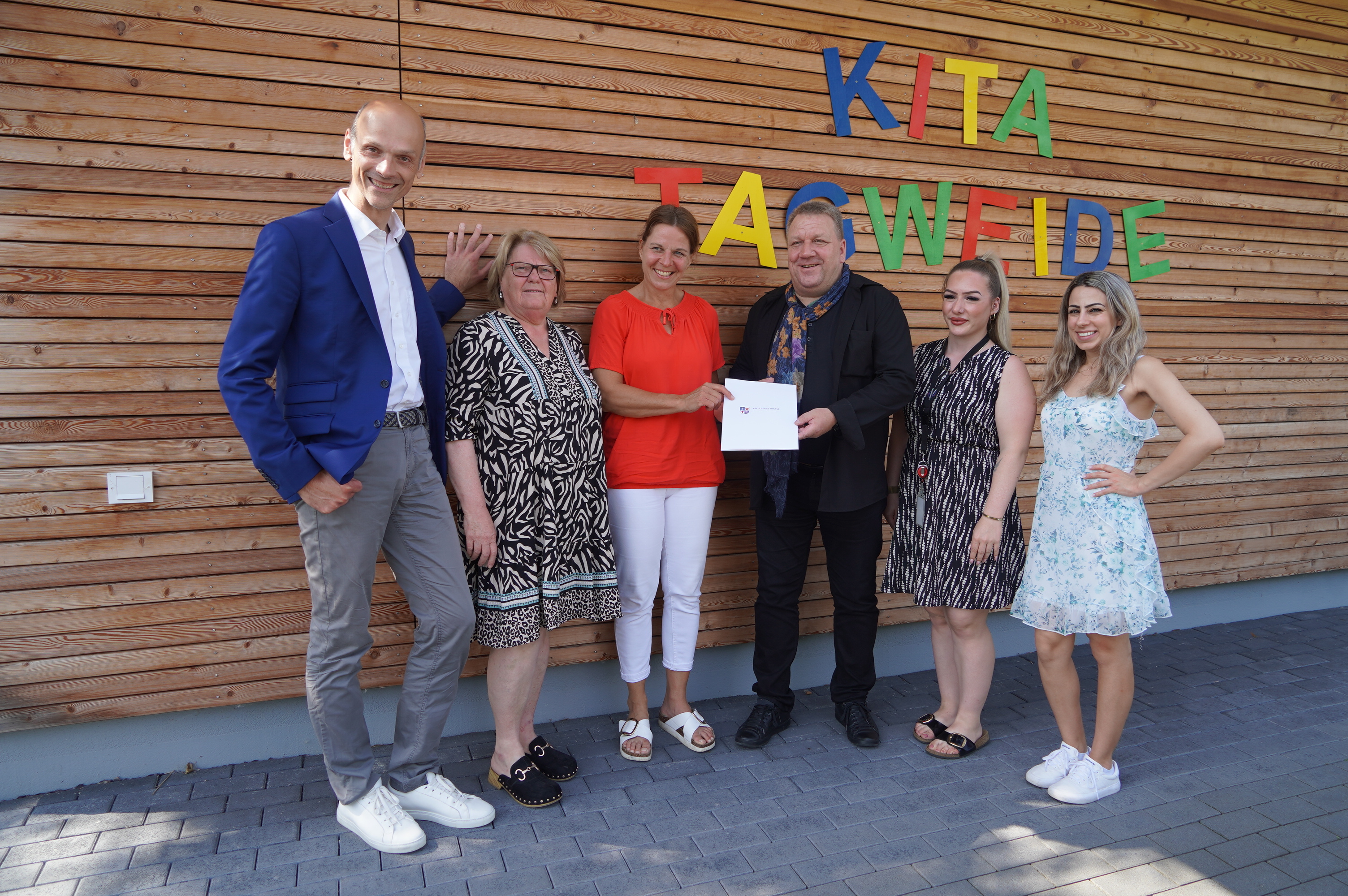 Der hauptamtliche Kreisbeigeordnete und zuständige Dezernent Matthias Schimpf (Mitte) überreichte gemeinsam mit Verena Weiß (rechts daneben) vom Bergsträßer Jugendamt den Förderbescheid für die Zwingenberger Kita Tagweide an Bürgermeister Holger Habich (links), die Erste Stadträtin Karin Rettig (rechts daneben), die Kita-Leiterin Anna Malki (rechts daneben) und die stellvertretende Leiterin Annette Di Turi (rechts).