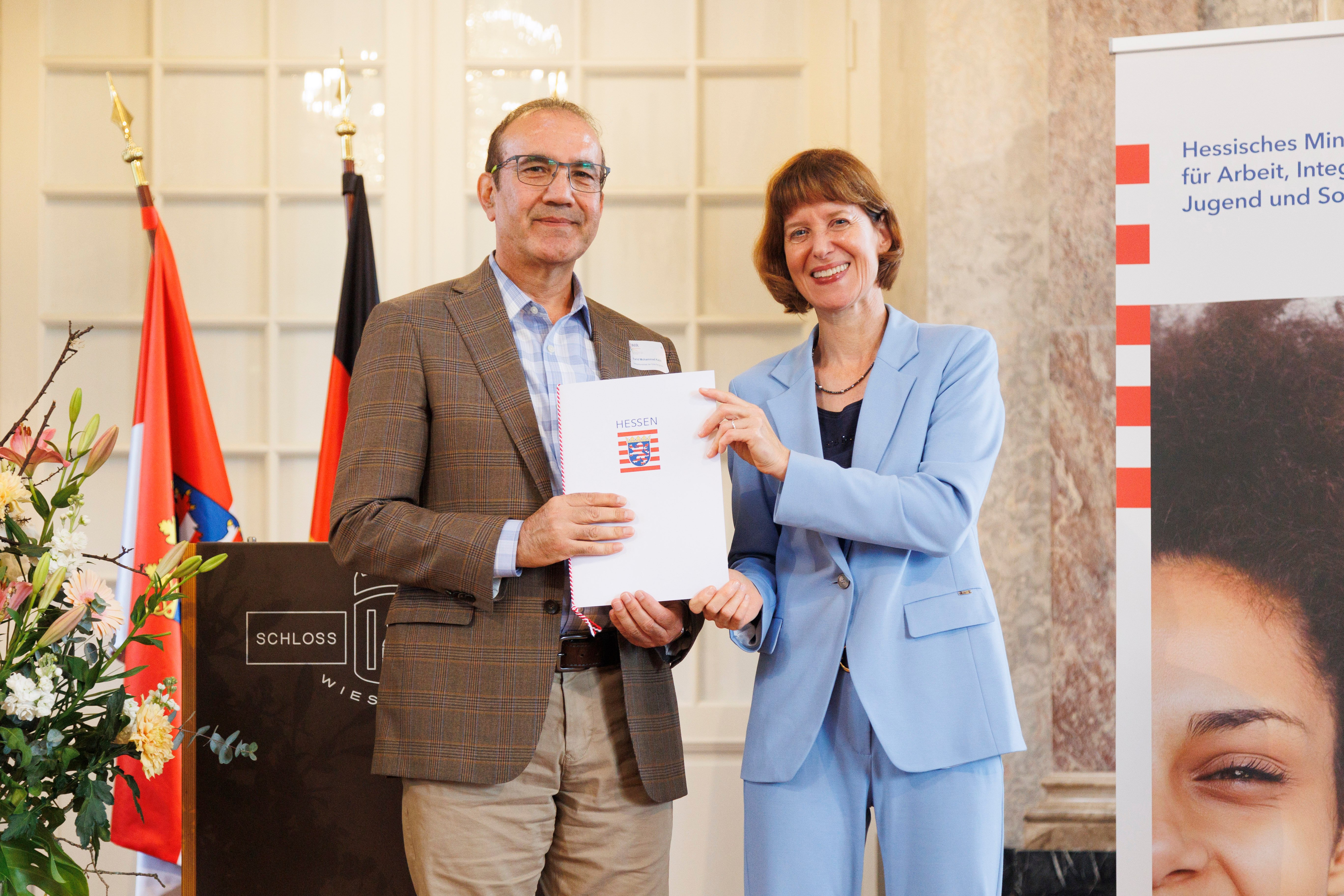 Die Hessische Ministerin für Arbeit, Integration, Jugend und Soziales, Heike Hofmann (rechts), überreichte dem Integrationslotsen des Kreises Bergstraße Farid Mohammad Kabir die Würdigung im Schloss Biebrich in Wiesbaden.