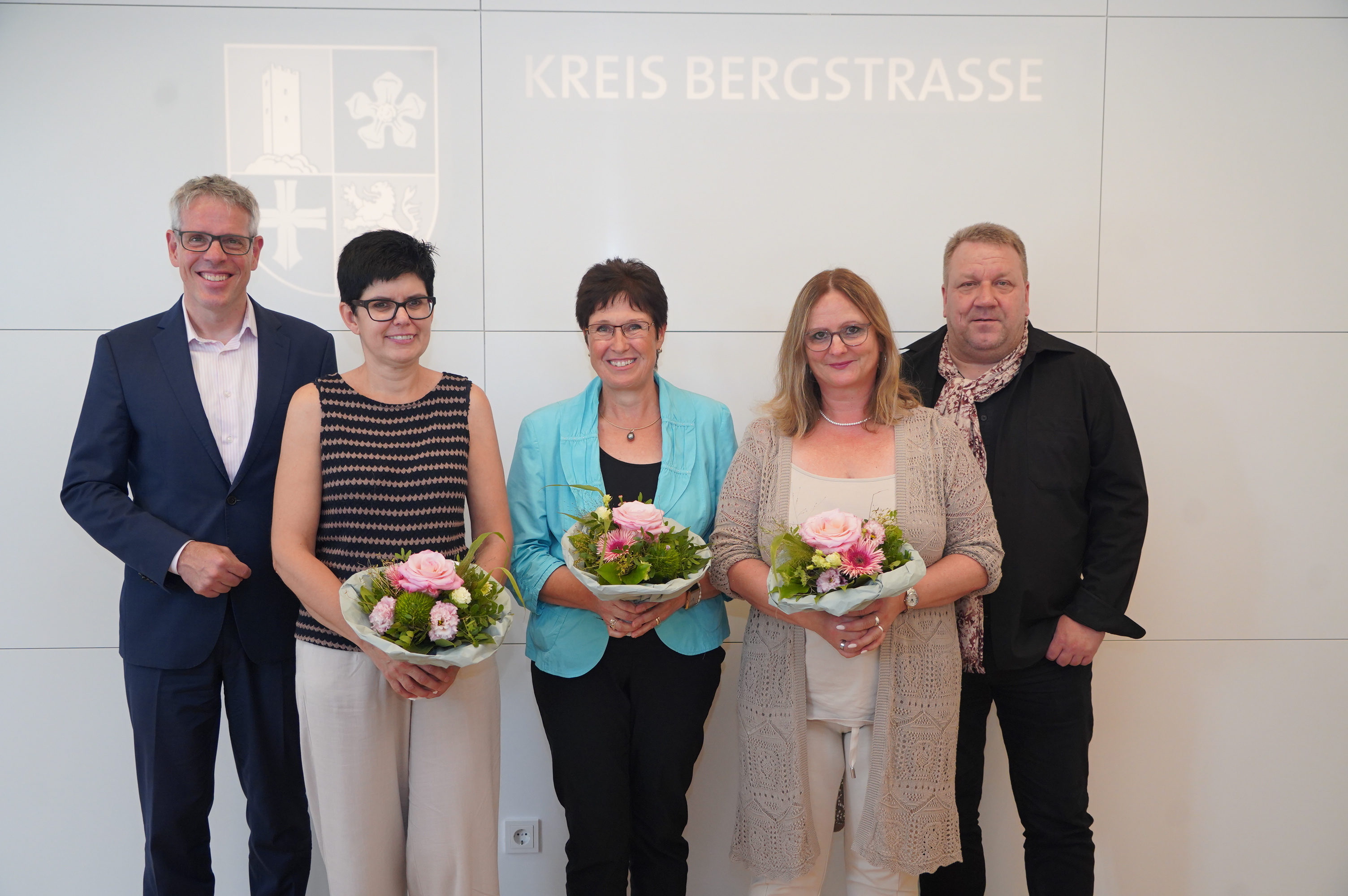 Landrat Christian Engelhardt (links) und der hauptamtliche Kreisbeigeordnete Matthias Schimpf gratulieren Petra Drießnack, Petra Pohl und Claudia Bauer (v.l.n.r.) zum 40-jährigen Dienstjubiläum.