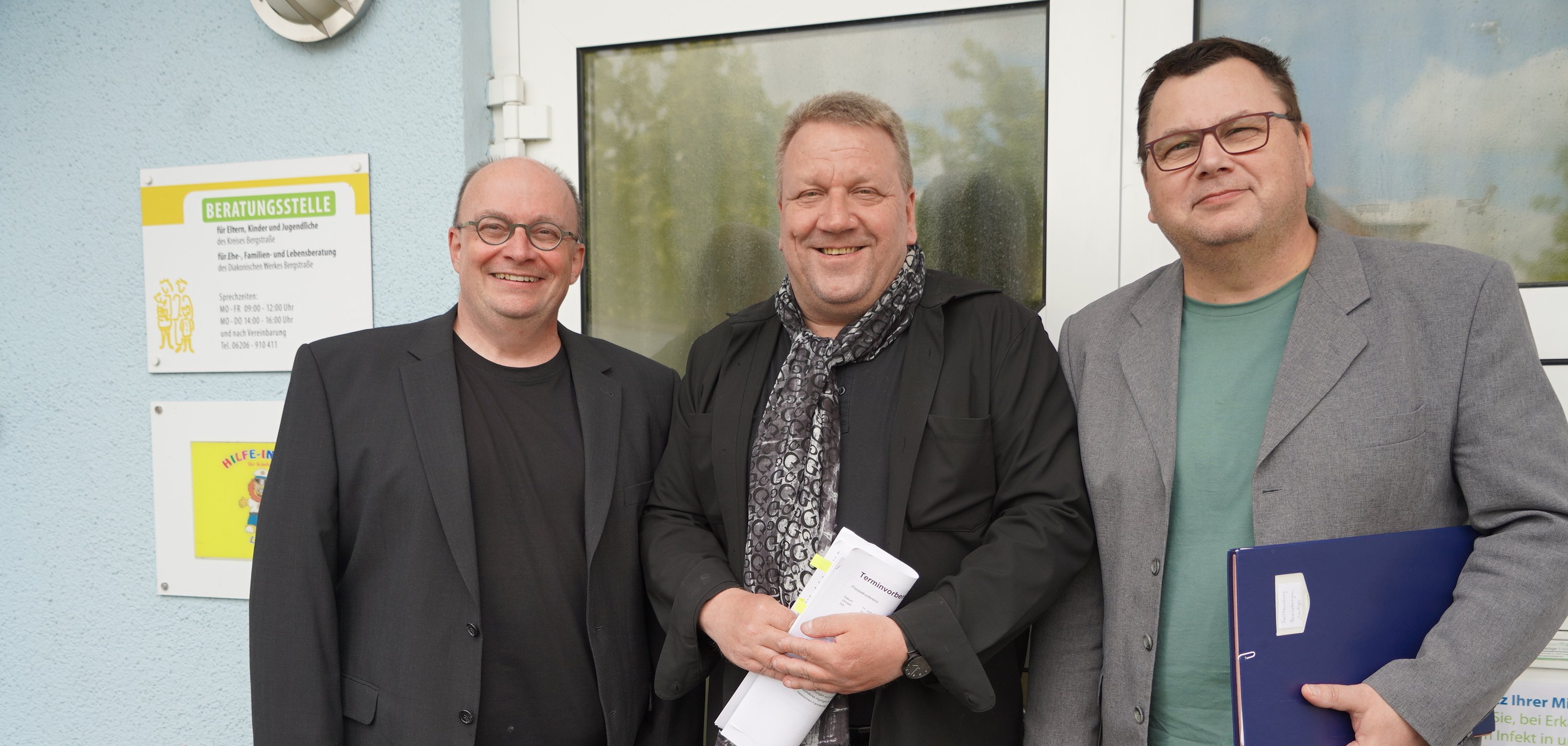 Die hauptamtliche Kreisbeigeordnete Matthias Schimpf (Mitte), der Leiter des Bergsträßer Jugendamtes Kai Kuhnert (re.) und Frank Occhionero, Leiter der Beratungsstelle für Eltern, Kinder und Jugendliche in Lampertheim (li.), stellten den Jahresbericht 2023 gemeinsam vor.