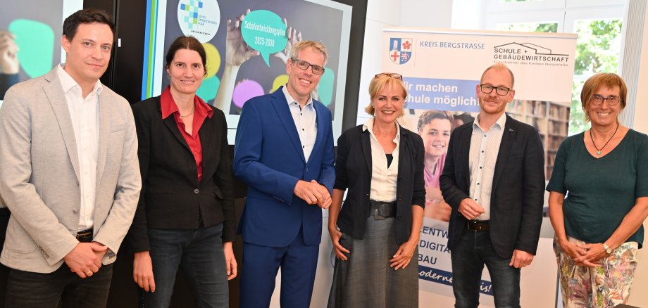 (v. r. n. l.) Der kaufmännische Betriebsleiter des Eigenbetriebs Schule und Gebäudewirtschaft Simon Menden, die Expertin für die Schulentwicklung Dr. Anja Reinermann-Matatko, Landrat Christian Engelhardt, die Leiterin des Staatlichen Schulamtes Heppenheim Susann Hertz, der technische Leiter des Eigenbetriebs Schule und Gebäudewirtschaft Johannes Kühn und Sachgebietsleiterin der Schulentwicklung Claudia Blume freuen sich auf spannende Gespräche zur Schulentwicklungsplanung.