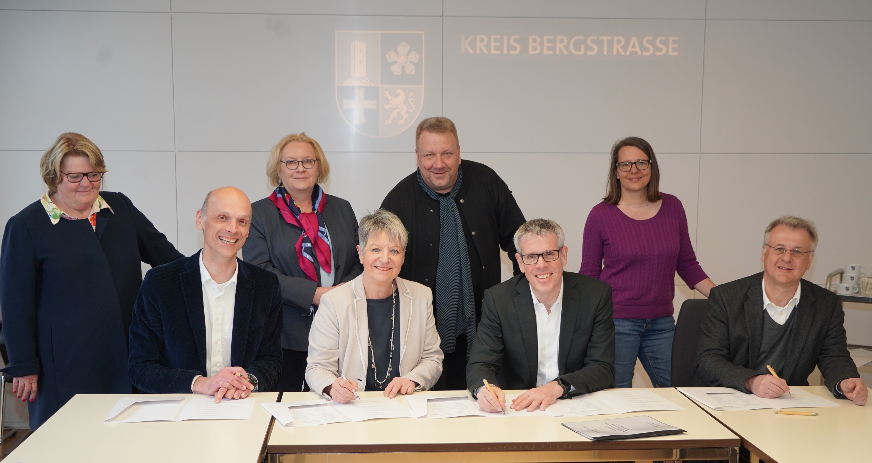 Landrat Christian Engelhardt und der hauptamtliche Kreisbeigeordnete Matthias Schimpf unterzeichneten mit den beteiligten Kommunen einen gemeinsamen Letter of Intent zum Vorhaben „Raddirektverbindung Zwingenberg – Heppenheim“.