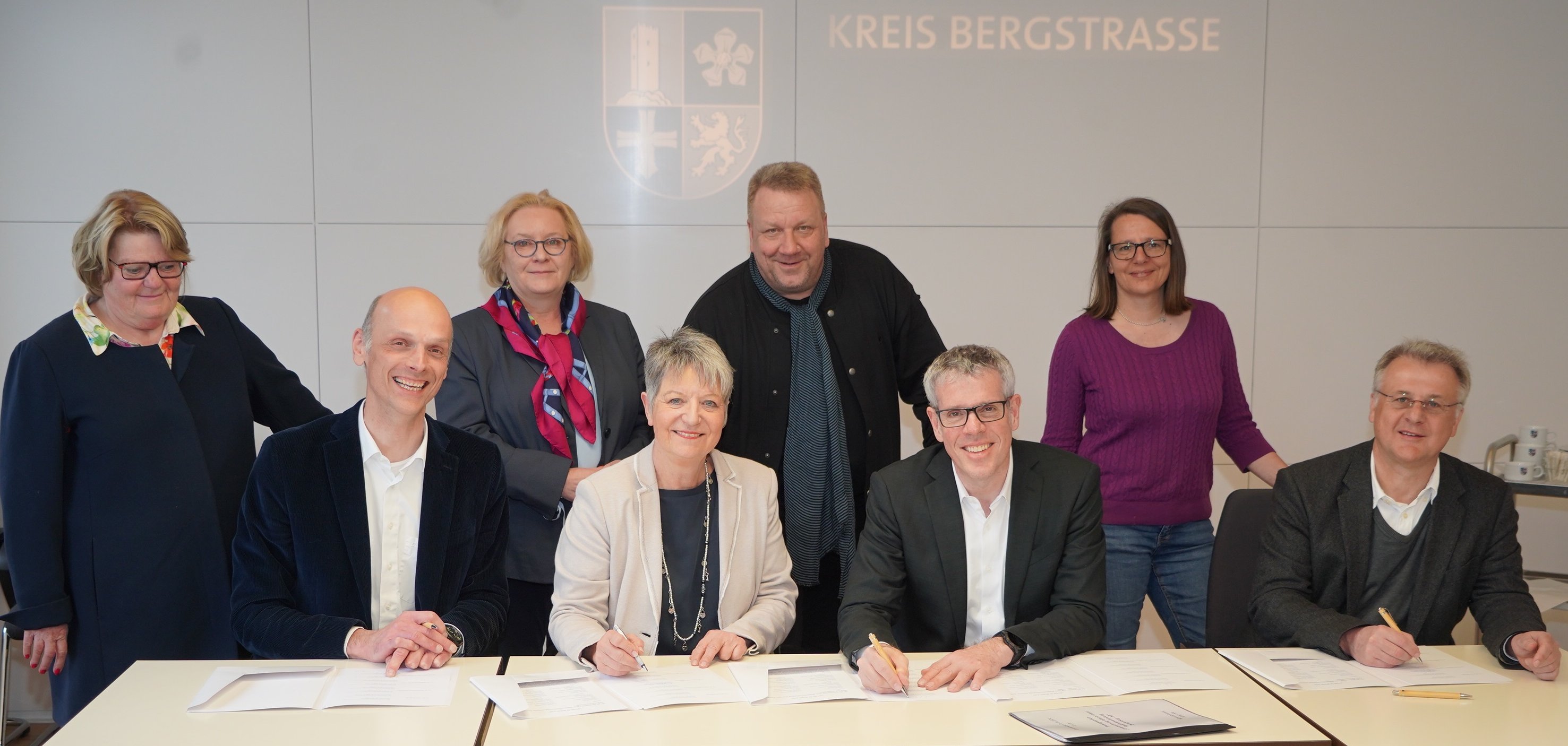 Landrat Christian Engelhardt und der hauptamtliche Kreisbeigeordnete Matthias Schimpf unterzeichneten mit den beteiligten Kommunen einen gemeinsamen Letter of Intent zum Vorhaben „Raddirektverbindung Zwingenberg – Heppenheim“.