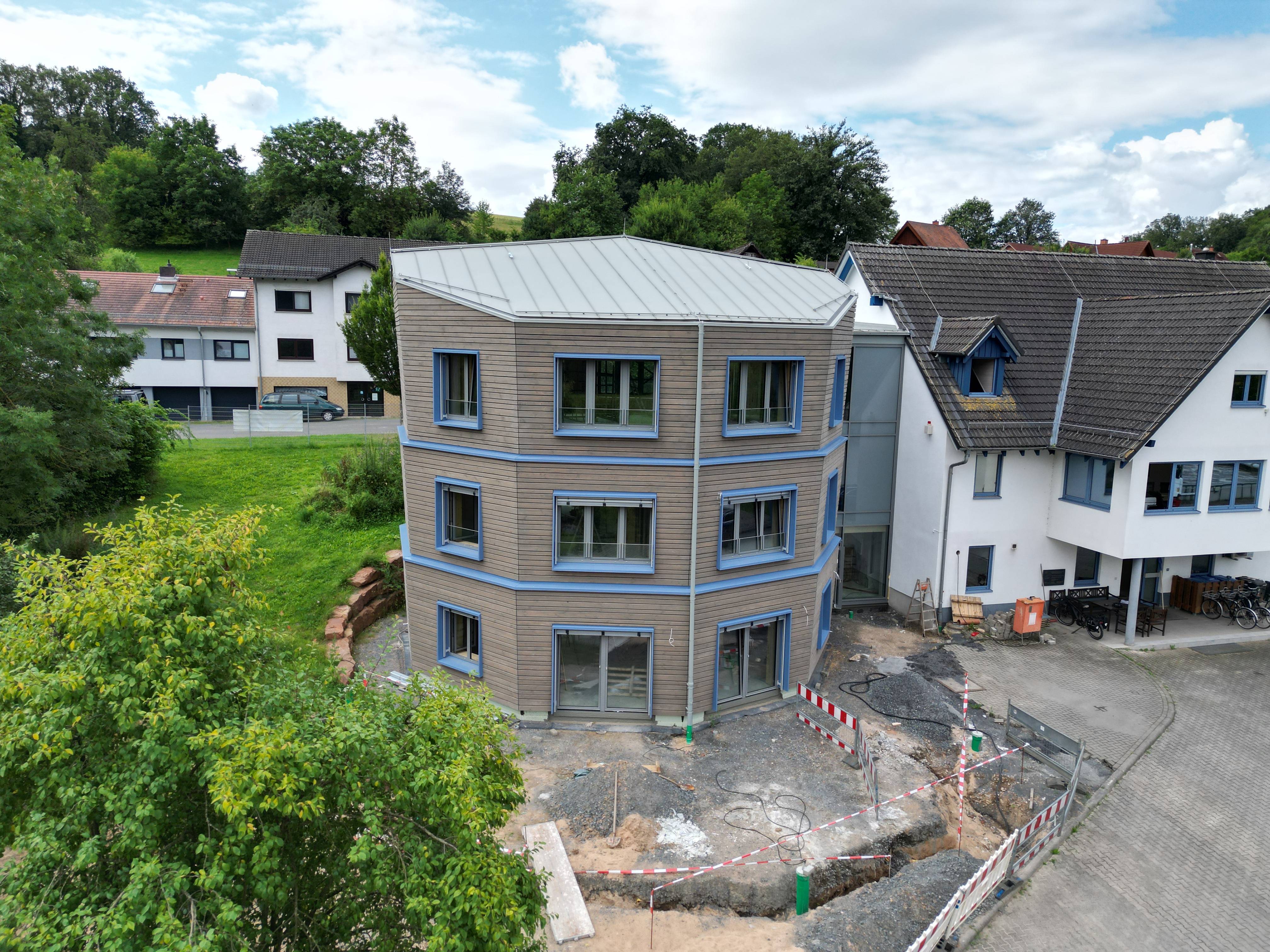 Das Betriebsgebäude des Abwasserverbandes Mittlere Mümling (AVMM) wurde zehneckig gebaut – schon das bietet Vorteile in Sachen Energieeffizienz.