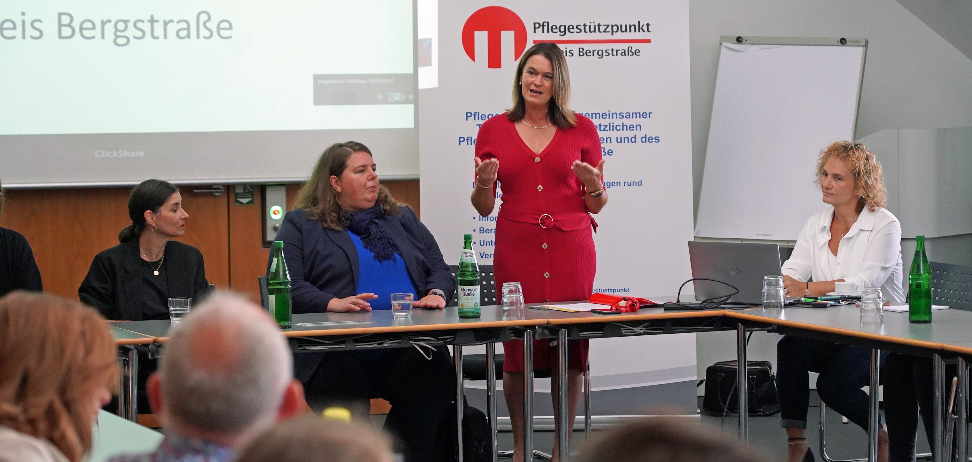 Die Erste Kreisbeigeordnete Angelika Beckenback begrüßte die Teilnehmerinnen und Teilnehmer des Austausches der südhessischen Pflegestützpunkte und des Medizinischen Dienstes Darmstadt im Heppenheimer Landratsamt.