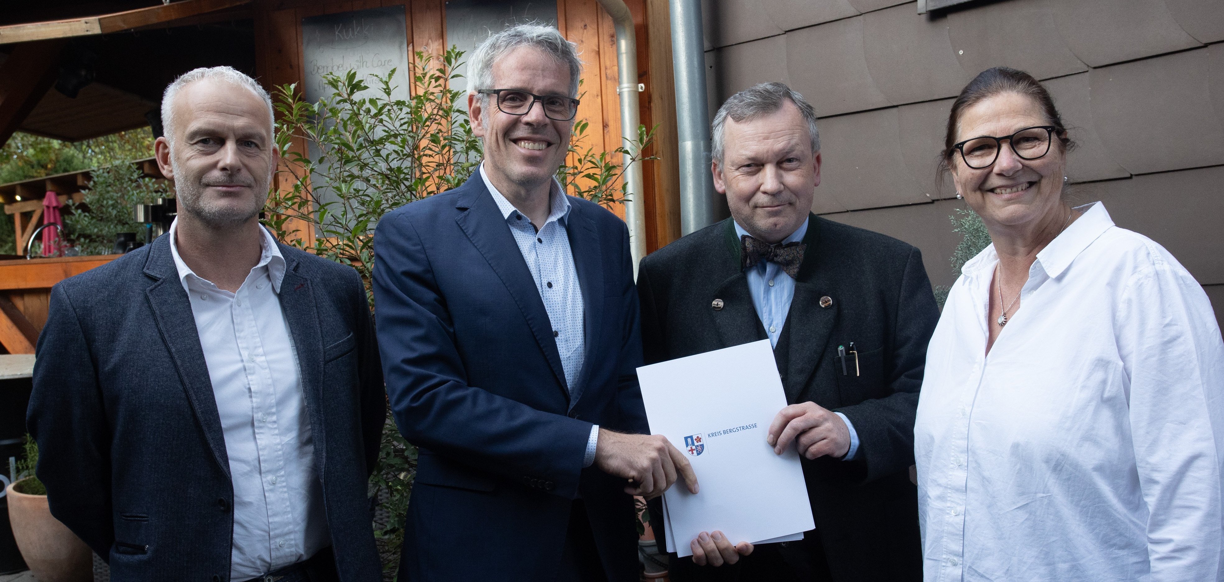 Landrat Christian Engelhardt (2.v.li.) überreicht den Bescheid zur Förderung eines kommunalen Entwicklungskonzeptes an Grasellenbachs Bürgermeister Markus Röth. Mit dabei: Thomas Renkert (links), Leiter der Abteilung Ländlicher Raum in der Kreisverwaltung und Petra Jackstein (rechts), stellvertretende Leiterin des Fachbereiches Dorf- und Regionalentwicklung in der Abteilung Ländlicher Raum.