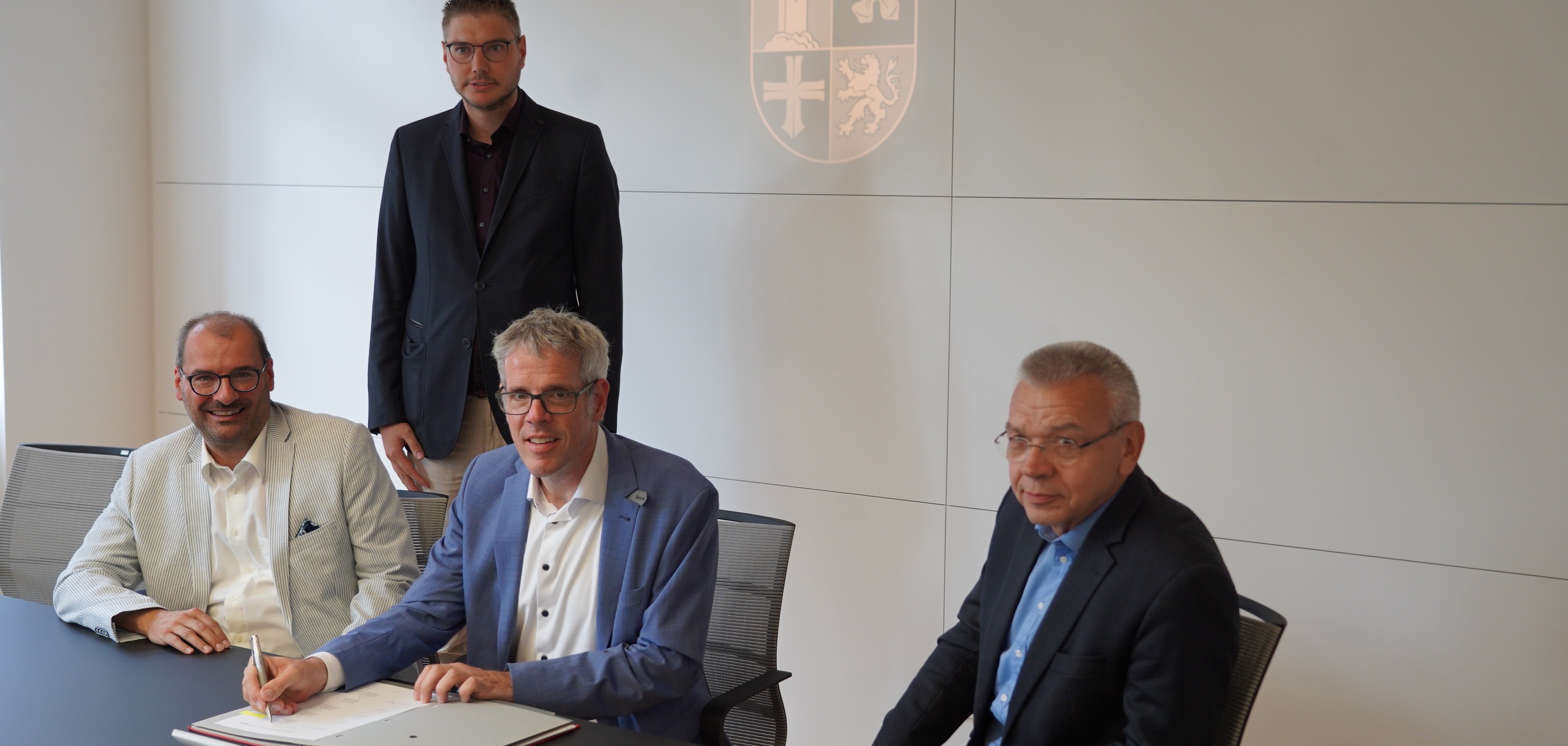Landrat Christian Engelhardt (vorne, Mitte) unterzeichnete gemeinsam mit Dr. Michael Winnes (Geschäftsführer VRN, links) und Lampertheims Bürgermeister Gottfried Störmer (rechts) die Kooperations- und Finanzierungsvereinbarung zur Rückübertragung des ÖPNV-Linienbündels Lampertheim. Mit dabei: Dominik Perleth (Leiter der Abteilung Öffentlicher Personennahverkehr und Mobilität in der Kreisverwaltung, hinten).