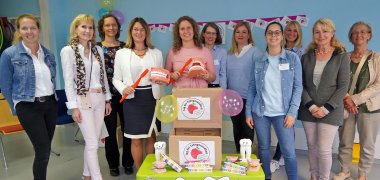 Die Erste Kreisbeigeordnete Angelika Beckenbach (4. v. re.) gemeinsam mit den Organisatorinnen des Tags der Zahngesundheit an der Weschnitztalschule Bensheim (v.l.n.r.): Nadja Niestroj und Reinhild Zolg vom Präventionsteam des Kreises, Hebamme Michaela Maurer vom Kreiskrankenhaus Bergstraße, Sandra Hiesinger, Leiterin der Abteilung mit dem Förderschwerpunkt emotionale und soziale Entwicklung der Weschnitztalschule in Bensheim, Dr. Heike Rohmann, Zahnärztin des Gesundheitsamts Kreis Bergstraße, Dr. Barbara Unger-Goldinger, stellvertretende Leiterin des Bergsträßer Gesundheitsamtes, Michelle Reinhart, zahnmedizinische Fachangestellte des Gesundheitsamts Kreis Bergstraße, Anastasia Simon, Zahnarzthelferin des Gesundheitsamts Kreis Bergstraße, Dr. Annett Pielsticker, Vorsitzende des Arbeitskreises Jugendzahnpflege Bergstraße sowie Heike Schön, Geschäftsführerin des Arbeitskreises.