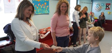 Die Erste Kreisbeigeordnete Angelika Beckenbach (links) überreichte den Schülerinnen und Schülern der Weschnitztalschule in Bensheim zum Tag der Zahngesundheit Zahnpflege-Geschenke und Aufkleber mit „Nila“, dem Maskottchen des Nibelungenlandes.