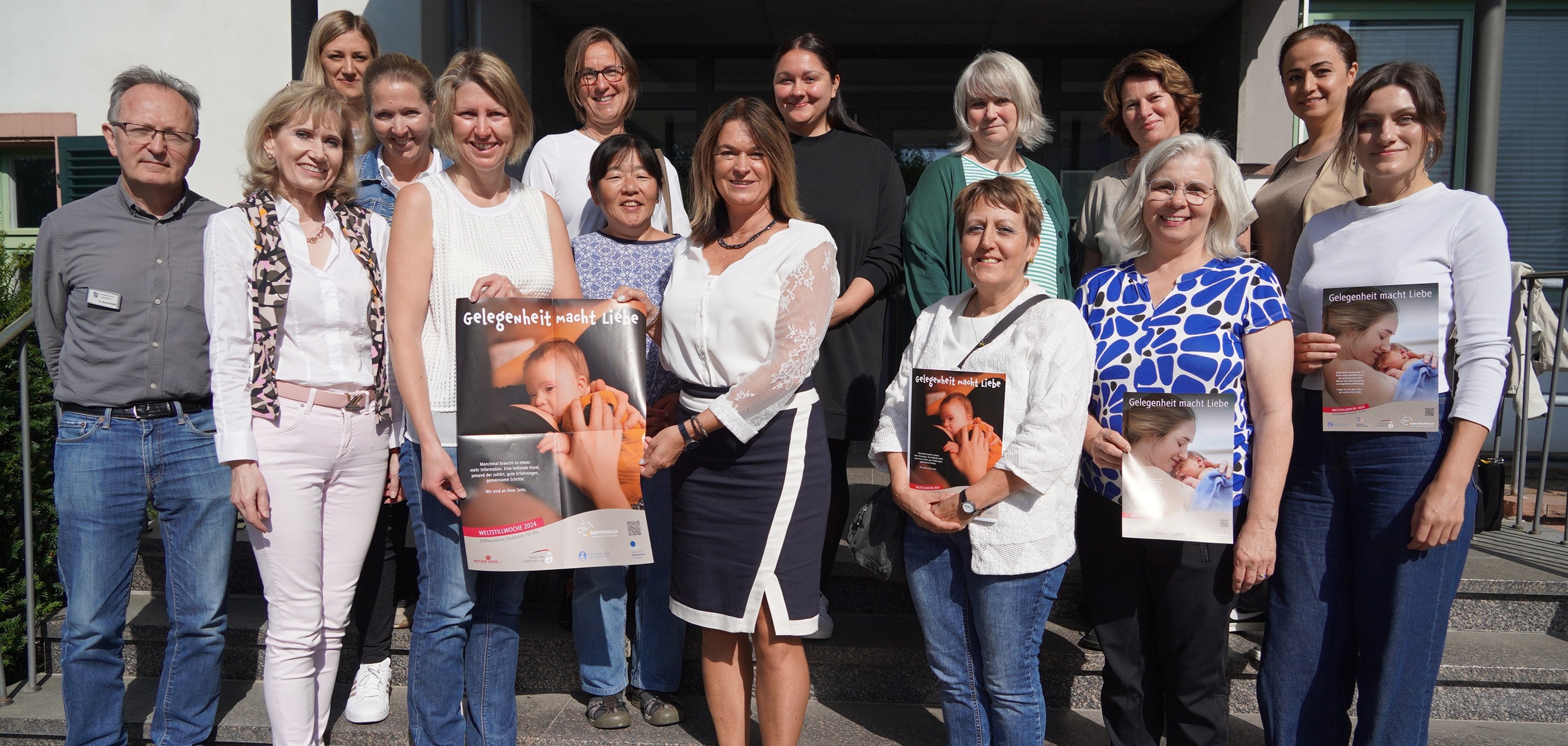 Die Erste Kreisbeigeordnete Angelika Beckenbach (unten, 4.v.li.) mit den Gründerinnen und Gründern des „Netzwerks für Stillförderung“ im Kreis Bergstraße. Unten von links nach rechts: Ulrich Schneider, Reinhild Zolg (Präventionsbeauftragte des Kreises), Dr. med. Anja Herbert (Oberärztin, Geburtshilfe und Gynäkologie Kreiskrankenhaus Bergstraße), Anette Zimmermann (Gesundheitsfachkraft Frühe Hilfe und Stillberaterin), Sieglinde Weimar (Fachdienst Frühe Hilfen, Jugendamt) und Anne Schmidt (Hebamme Kreiskrankenhaus Bergstraße). Oben von links nach rechts: Kathleen Wietholtz (Gesundheitskoordinatorin, Gesundheitsamt), Nadja Niestroj (Präventionsteam des Kreises), Christine Richter (Hebamme und Kreissprecherin der Hebammen), Kajoko Wallenstein (Hebamme, Geburtshaus Bensheim), Innes Steinebrunner (Hebamme und Stillberaterin), Michaela Mann (Familienbildungswerk Viernheim), Georgeta Ensinger (Fachdienst Frühe Hilfen, Jugendamt) und Sahar Asia (Familienhebamme, Frühe Hilfe).