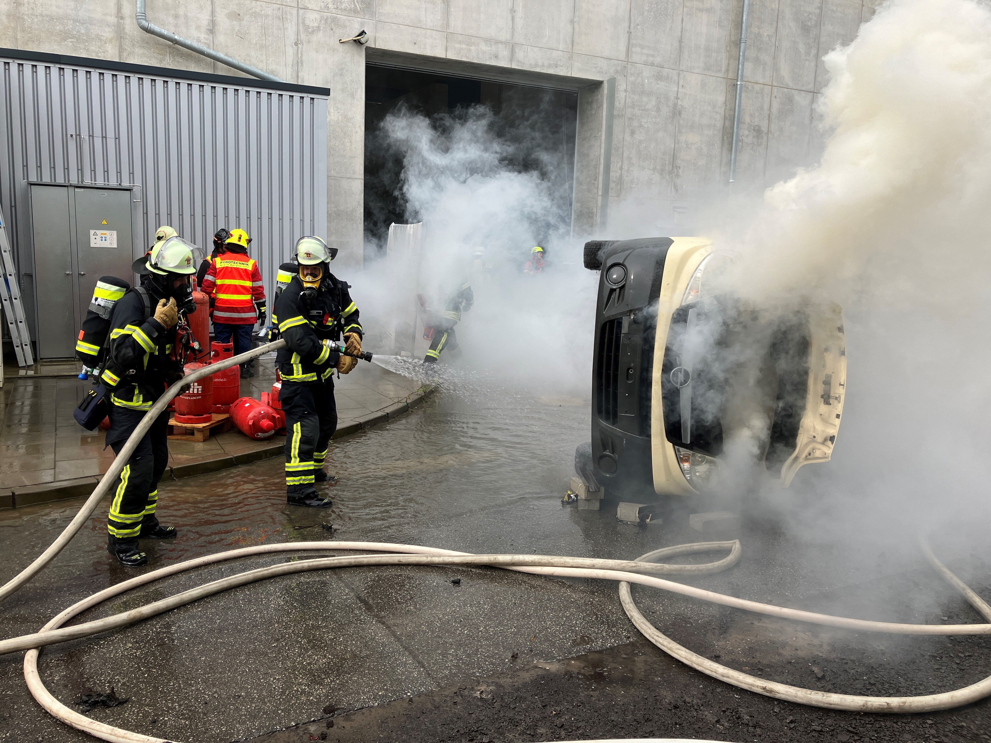 Feuerwehrmänner bei Löscharbeiten