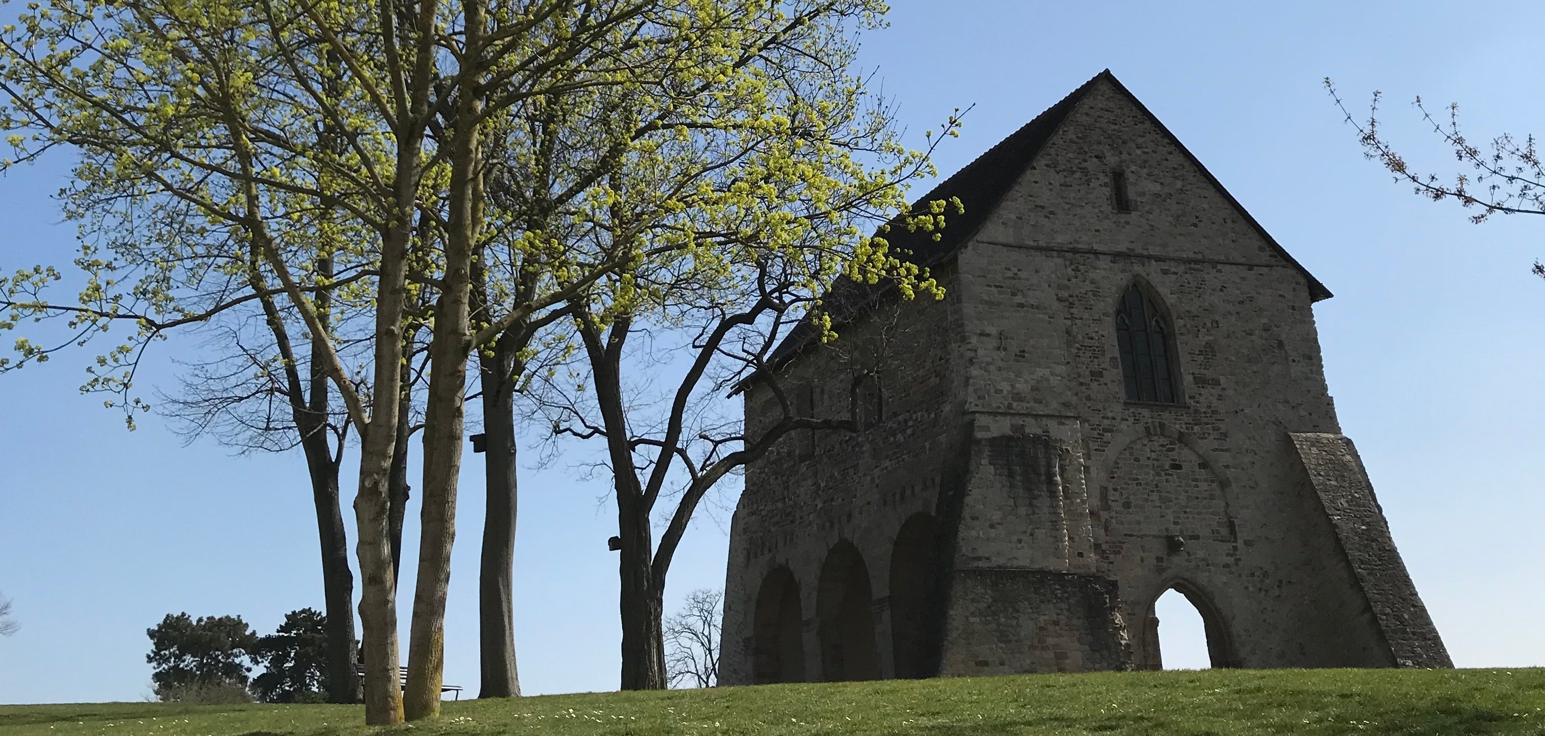 Die Kirchenfragmente auf dem Gelände des Klosters Lorsch.