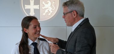 Landrat Christian Engelhardt klopft Dominique Kern, wie üblich, symbolisch auf die Schultern.