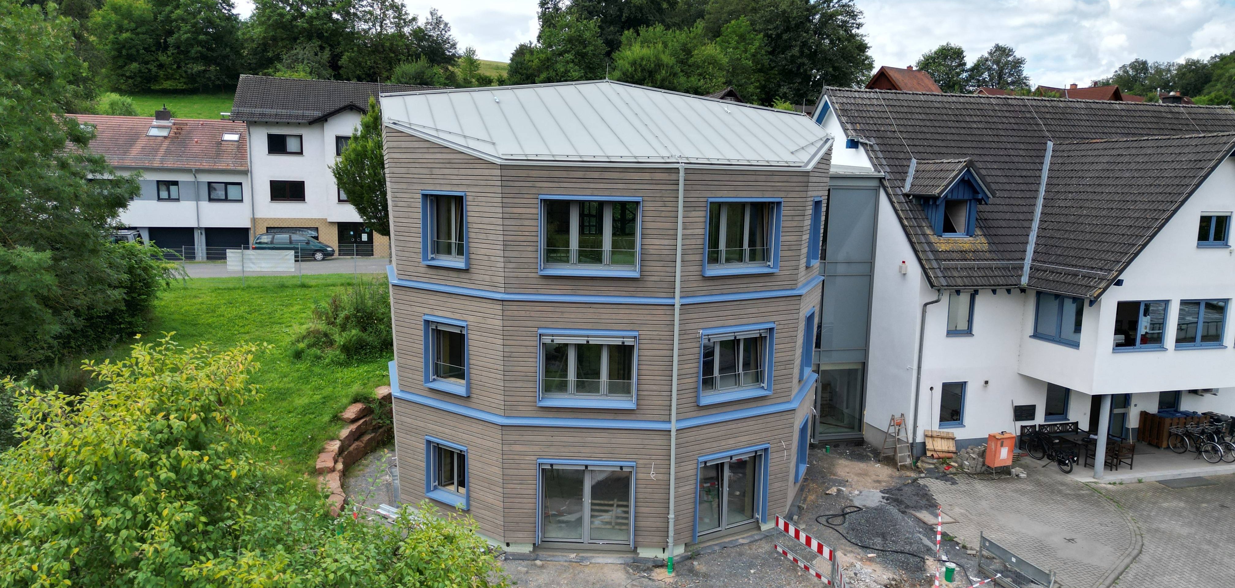 Das zehneckige, graue Gebäude auf dem Betriebsgebäude des Abwasserverbandes.