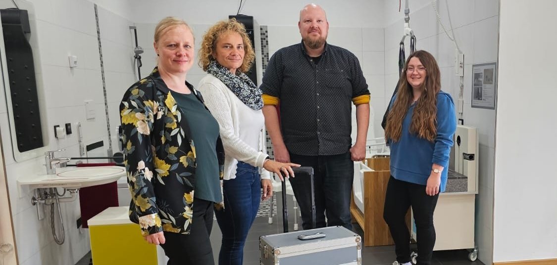 Melanie Heußner und Vanessa Nadine Fricke (rechts) von der Hessischen Fachstelle für Wohnberatung stehen mit Alexandra Löchelt von der Fachstelle Leben im Alter und Lars Endrulat vom Pflegestützpunkt Mörlenbach hinter dem Technikkoffer.