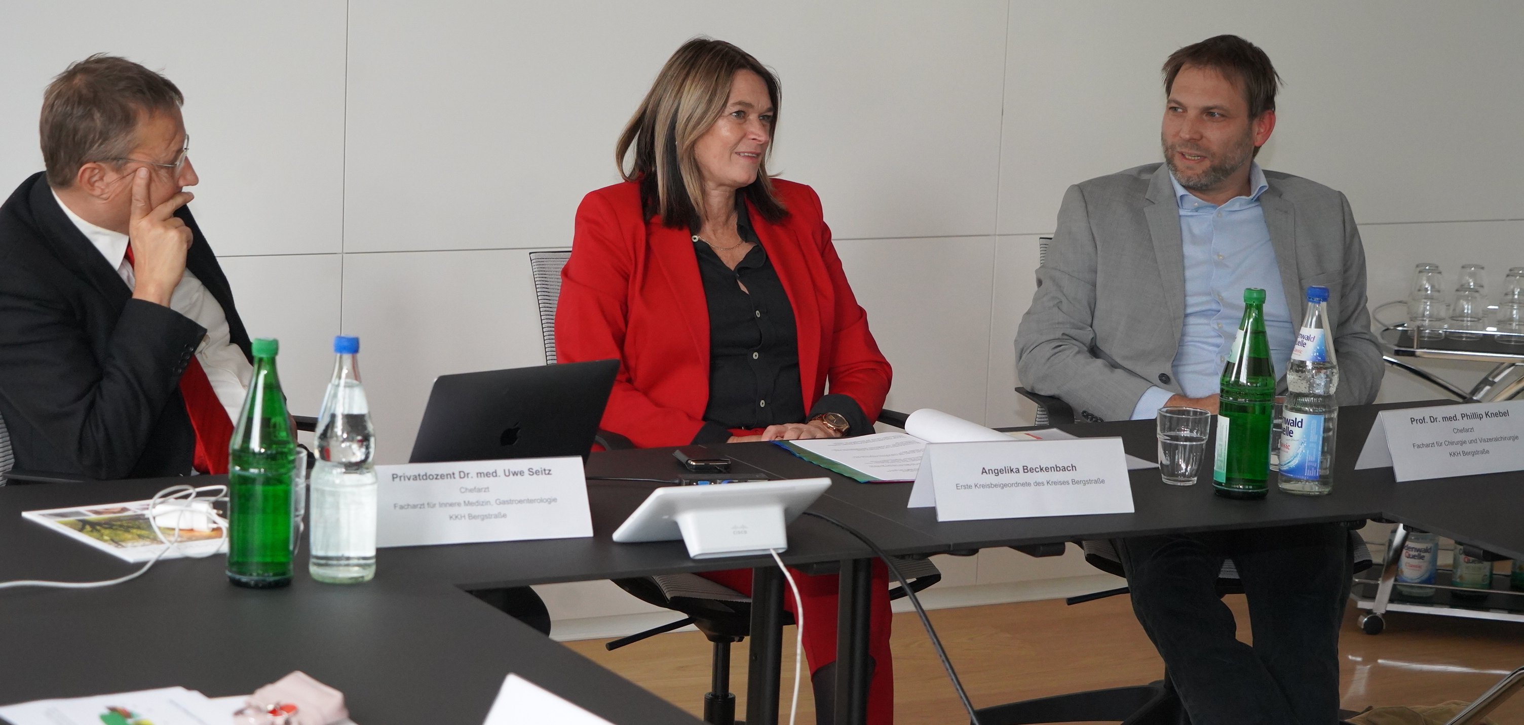 Die Erste Kreisbeigeordnete und Gesundheitsdezernentin Angelika Beckenbach, der Facharzt für Innere Medizin und Gastroenterologie am Kreiskrankenhaus Bergstraße (KKH), Dr. Uwe Seitz sowie der Facharzt für Chirurgie und Viszeralchirurgie am KKH, Prof. Dr. Philip Knebel sitzen beim Pressegespräch nebeneinander an einem Tisch im Nibelungensaal des Landratsamtes.