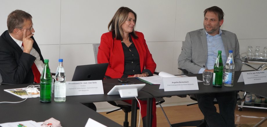 Die Erste Kreisbeigeordnete und Gesundheitsdezernentin Angelika Beckenbach, der Facharzt für Innere Medizin und Gastroenterologie am Kreiskrankenhaus Bergstraße (KKH), Dr. Uwe Seitz sowie der Facharzt für Chirurgie und Viszeralchirurgie am KKH, Prof. Dr. Philip Knebel sitzen beim Pressegespräch nebeneinander an einem Tisch im Nibelungensaal des Landratsamtes.