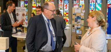 Der Bundestagsabgeordnete Dr. Michael Meister im Gespräch mit der stellvertretenden Leiterin der Abteilung Grundsatz und Kreisentwicklung, Dr. Claudia Bolte.