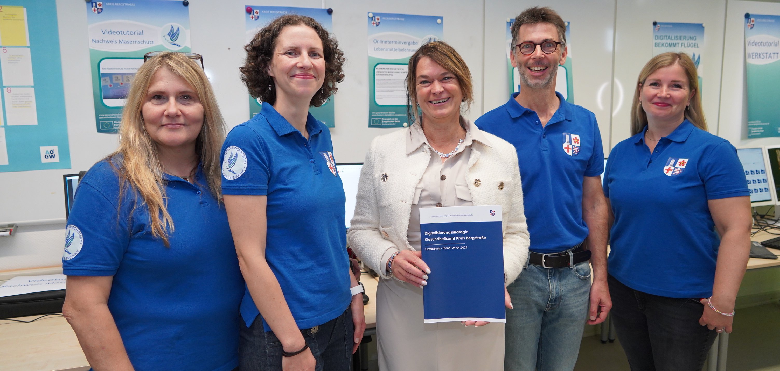 Die Erste Kreisbeigeordnete und Gesundheitsdezernentin Angelika Beckenbach steht mit dem Leiter des Bergsträßer Gesundheitsamtes, Dr. Alexander Beile, seinen Stellvertreterinnen Dr. Barbara Unger-Goldinger und Dr. Helen Schlosser sowie der Leiterin des Digitalisierungsprojektes, Christina Michael-Karn bei der Vorstellung der Zwischenbilanz des Modellprojekts „Digitales Gesundheitsamt 2025“.