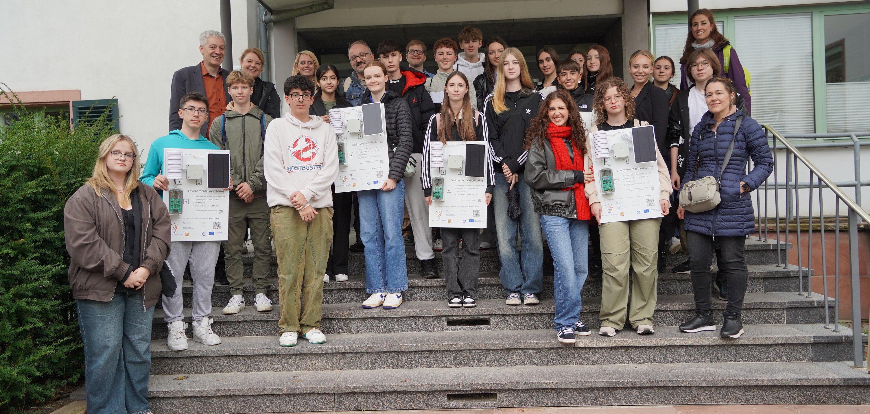 Die insgesamt 23 Teilnehmenden des ersten Praxisworkshops stehen vor dem Haupteingang des Landratsamtes des Kreises Bergstraße auf der Treppe.