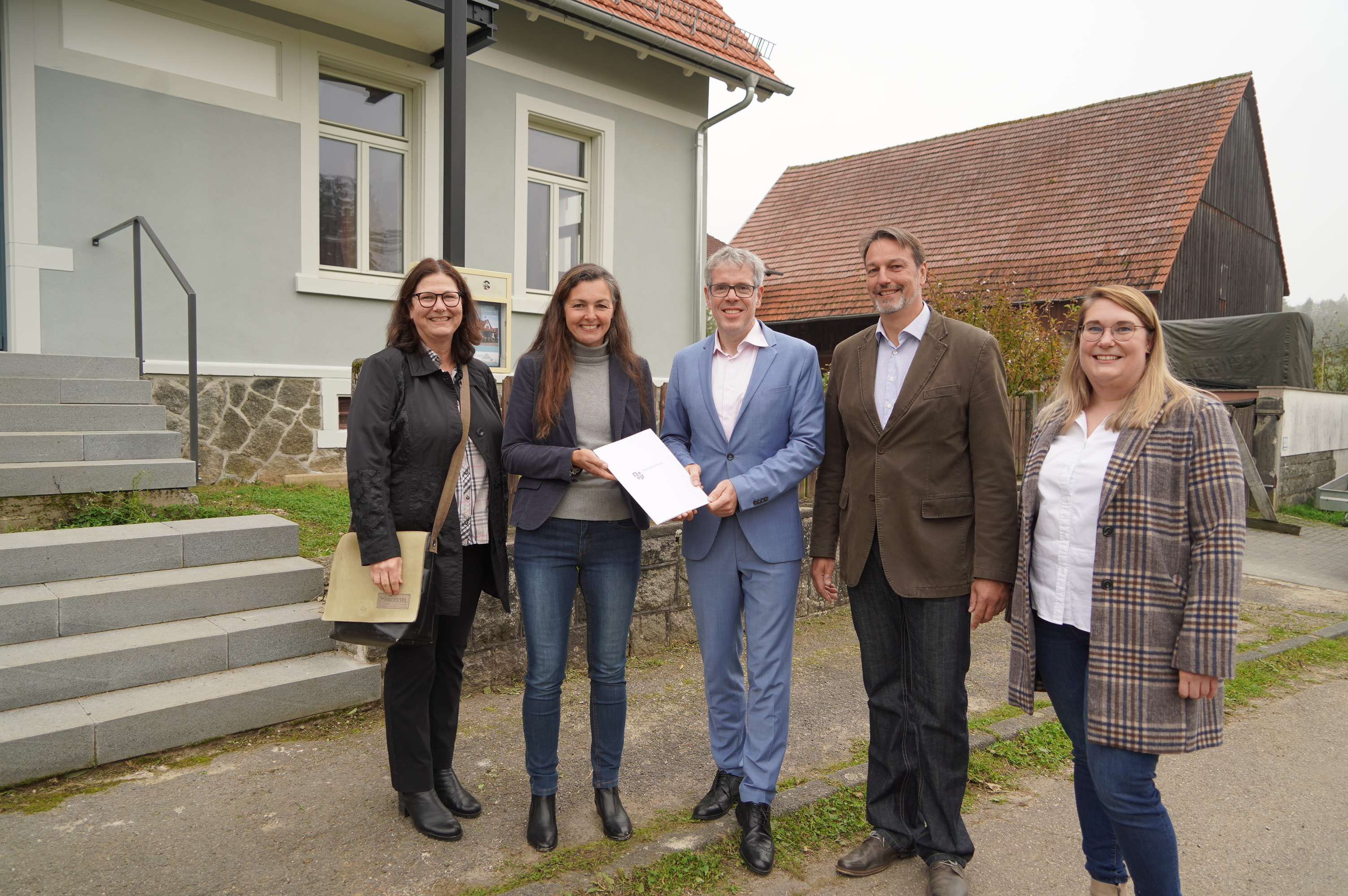 Landrat Christian Engelhardt (Mitte) übergibt den Förderbescheid aus dem Programm der hessischen Dorfentwicklung an Ina Scheuerer (2.v.li.) und Carsten Lotz (2.v.re.). Mit dabei: Petra Jackstein (links), stellvertretende Fachbereichsleiterin Dorf- und Regionalentwicklung in der Abteilung Ländlicher Raum der Kreisverwaltung und Christina Müller (rechts), Sachbearbeiterin aus dem Fachbereich Dorf- und Regionalentwicklung.