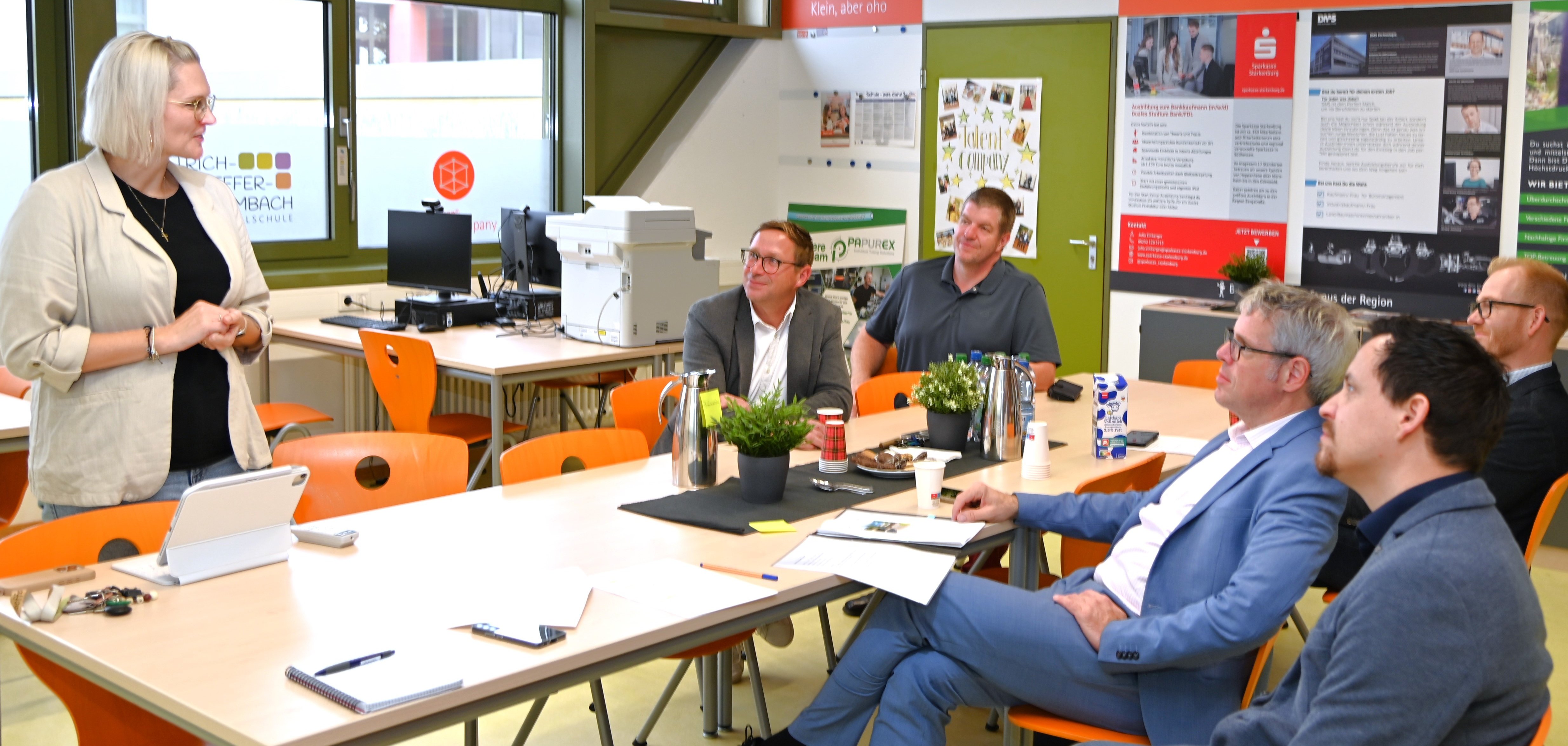 Landrat Christian Engelhardt (2.v.re.), der technische Betriebsleiter des Eigenbetriebs Schule und Gebäudewirtschaft, Johannes Kühn (3.v.re.) und der kaufmännische Betriebsleiter, Simon Menden (1.v.re.), ließen sich vom Schulleitungsteam der Dietrich Bonhoeffer-Schule in Rimbach, Schulleiter Marc Eidenmüller (2. v. l.), der stellvertretenden Schulleiterin Anna Reid (1.v.l.) und Timo Menzel (3.v.l.) das neue pädagogische System der Haupt- und Realschule erklären.