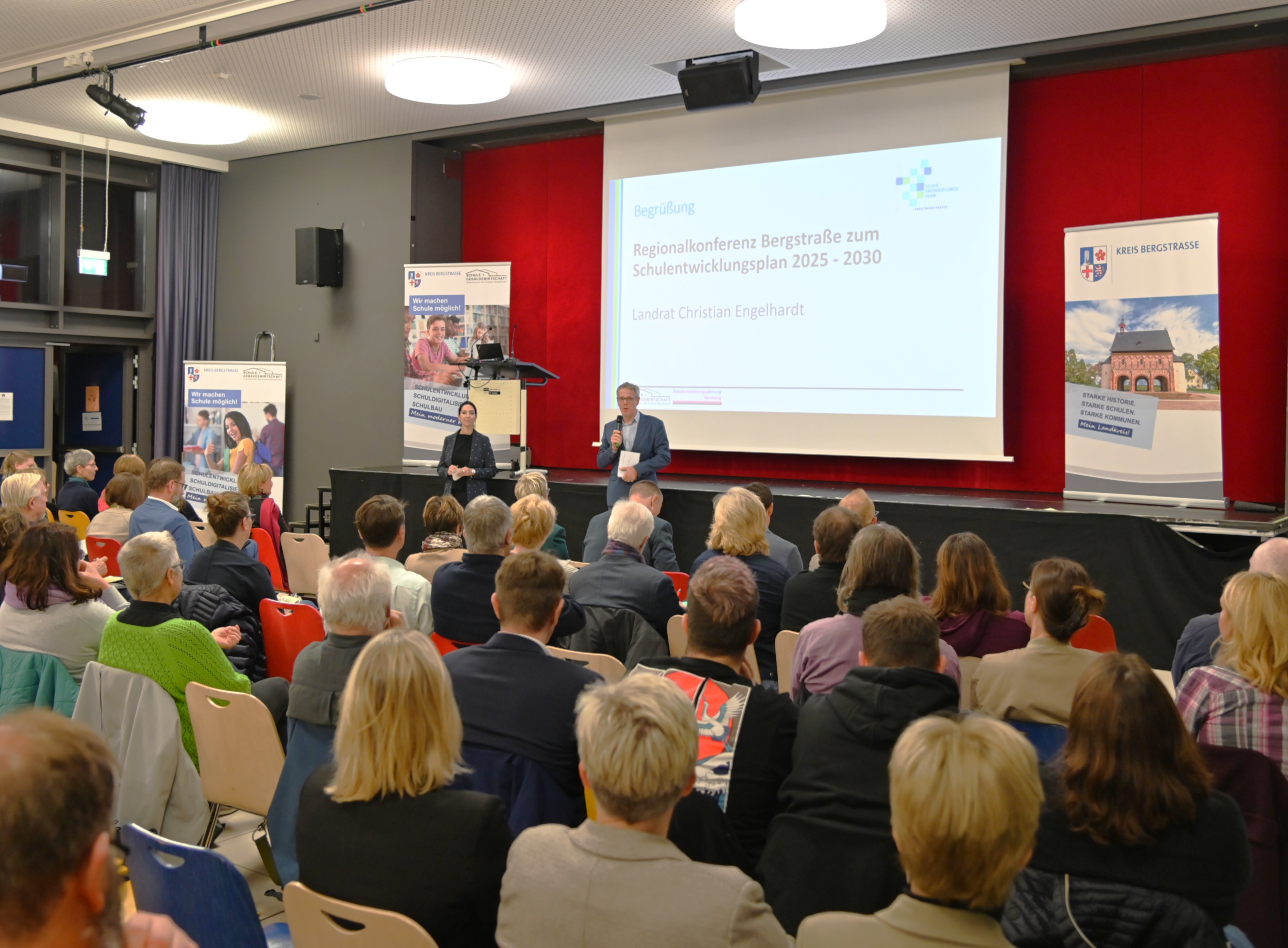 Blick in die gut besetzte Mensa des Goethe-Gymnasiums in Bensheim - während der Regionalkonferenz zum SEP zur Teilregion Bergstraße.