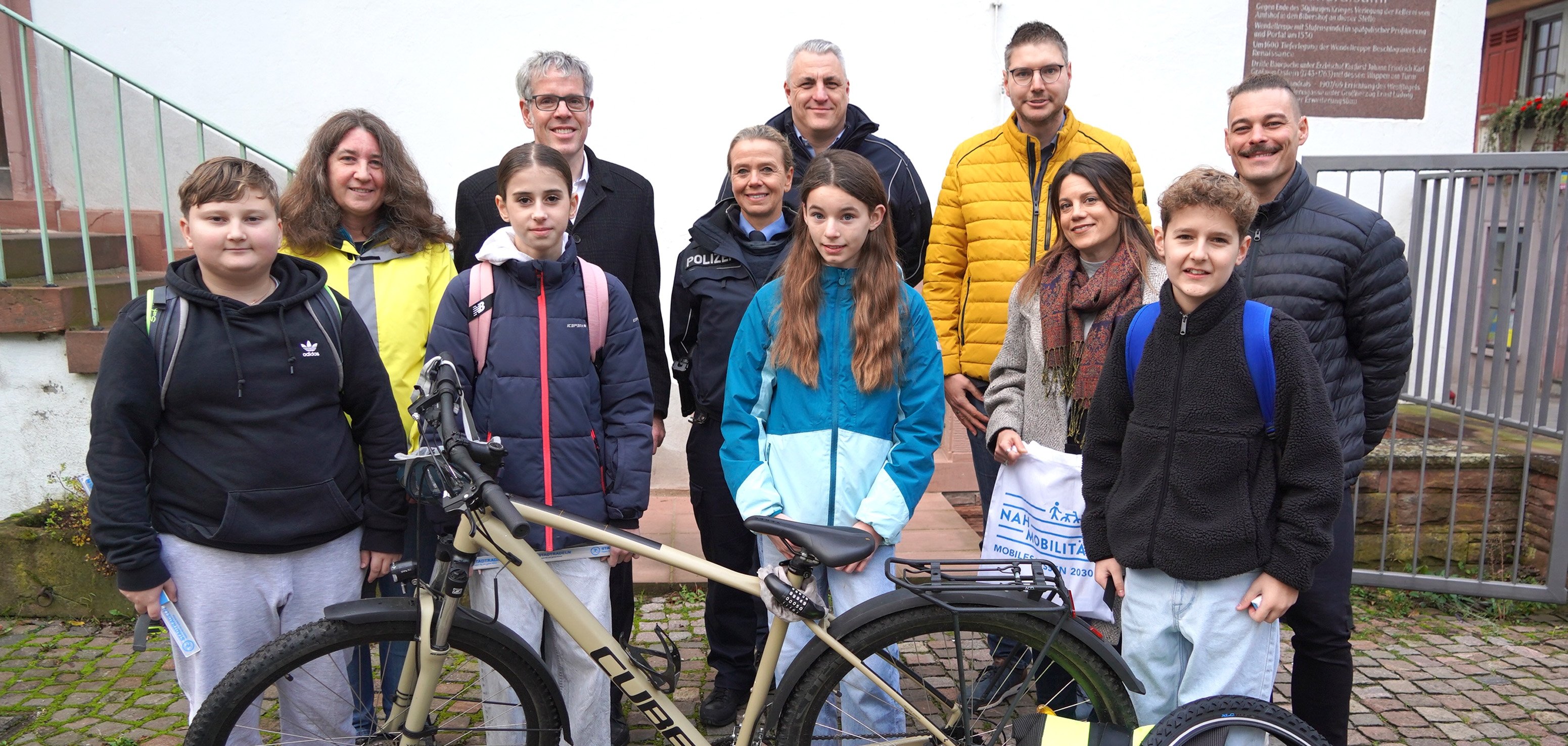 Wie kommt man mit dem Rad sicher durch die dunkle Jahreszeit? Darüber sprach Landrat Christian Engelhardt (hinten, 2.v.re.) im Heppenheimer Landratsamt mit (hinten v.r.n.l.) Marvin Molitor, Filialleiter des Fahrradgeschäftes Gath Bikes in Heppenheim, Lisa-Marie Riemann, für den Radverkehr zuständige Mitarbeiterin in der Abteilung ÖPNV und Mobilität der Kreisverwaltung, Dominik Perleth, Leiter der Abteilung ÖPNV und Mobilität der Kreisverwaltung, Daniel Dörsam von der Heppenheimer Stadtpolizei, Stephanie Hellermann-von Serkowsky, Schutzfrau vor Ort für Heppenheim, Lorsch und Einhausen sowie Diana Englmeier, Lehrerin an der Martin-Buber-Schule Heppenheim. Mit dabei: Schülerinnen und Schüler der Martin-Buber-Schule.