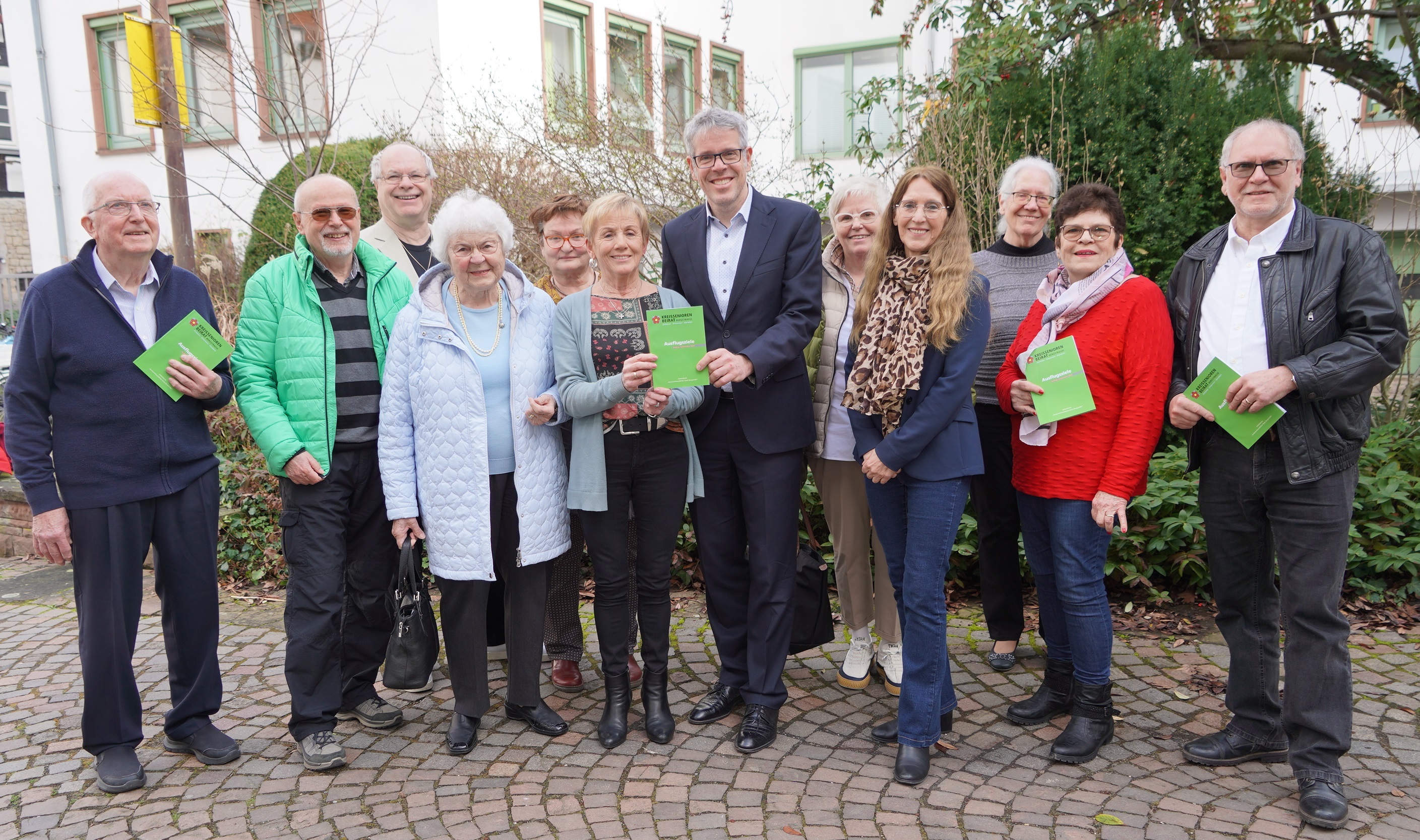 Gemeinsam mit Landrat Christian Engelhardt (Mitte) stellten die Vorsitzende des Arbeitskreises „Seniorenfreundlicher Kreis Bergstraße“, Annemarie Russ (links daneben) sowie die Vorsitzende des Kreisseniorenbeirates, Susanne Hagen (4. v. r.) und die stellvertretende Vorsitzende, Anna Elisabeth Bormuth (rechts dahinter) die neue Auflage der Ausflugsziel-Broschüre vor. Ebenfalls beteiligt waren die Mitglieder des Arbeitskreises (v.l.n.r.): Dr. Gerhard Dietz, Elmar Tiburski, Siegfried Gebhardt, Regina Mengel, Dr. Ute Müller, Waltraud Träger-Bugert, Elfi Adelmann und Artur Adelmann.