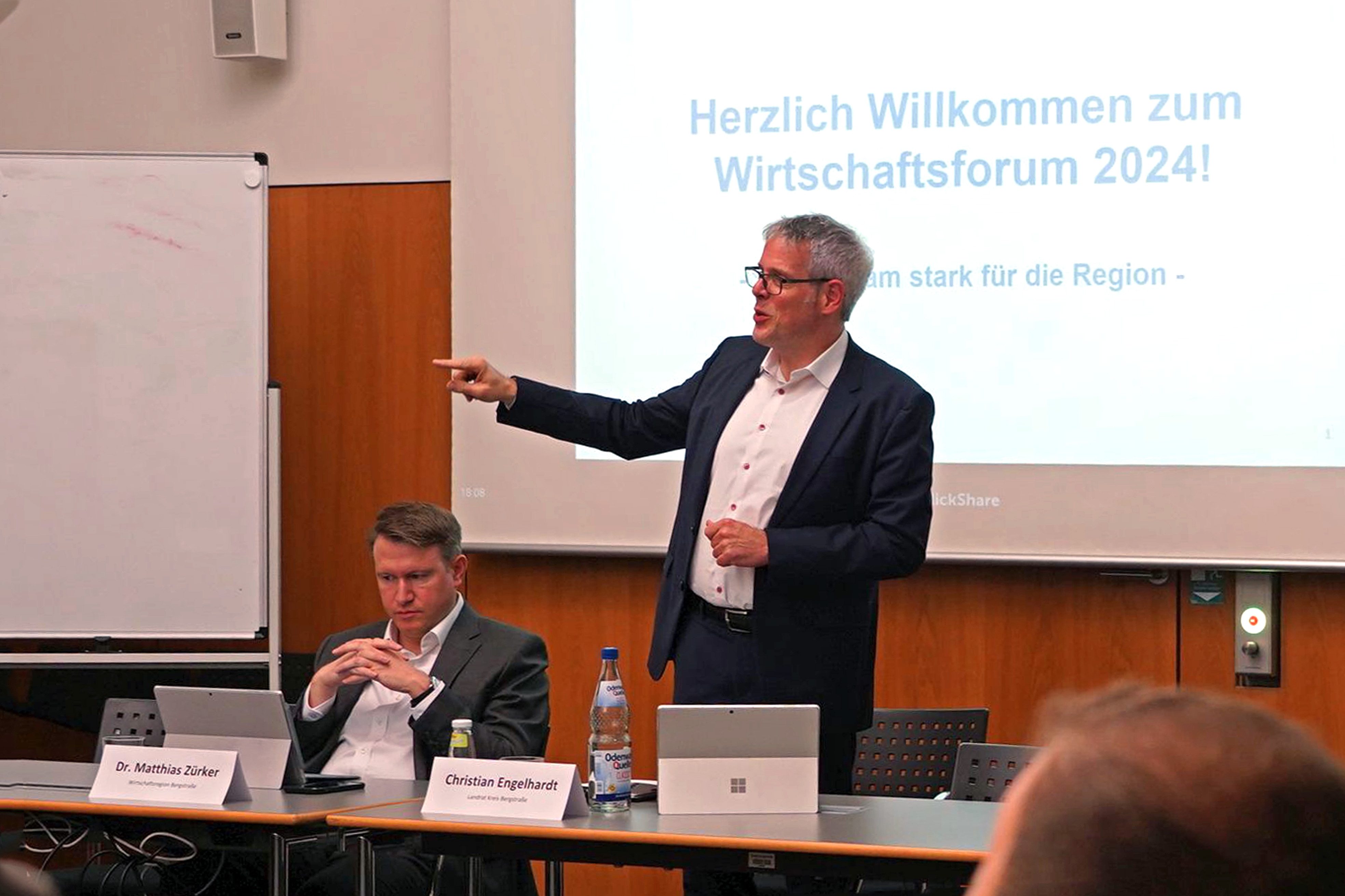 Landrat Christian Engelhardt (re.), hier mit Dr. Matthias Zürker, Geschäftsführer der Wirtschaftsförderung Bergstraße GmbH, bei der Eröffnung des ersten Bergsträßer Wirtschaftsforums.
