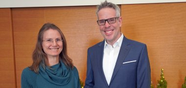 Landrat Christian Engelhardt gratuliert Jessica Roggenbuck, Prüferin in der Abteilung Revision und Fachperson für Datenschutz der Kreisverwaltung, zum 25-jährigen Dienstjubiläum.  