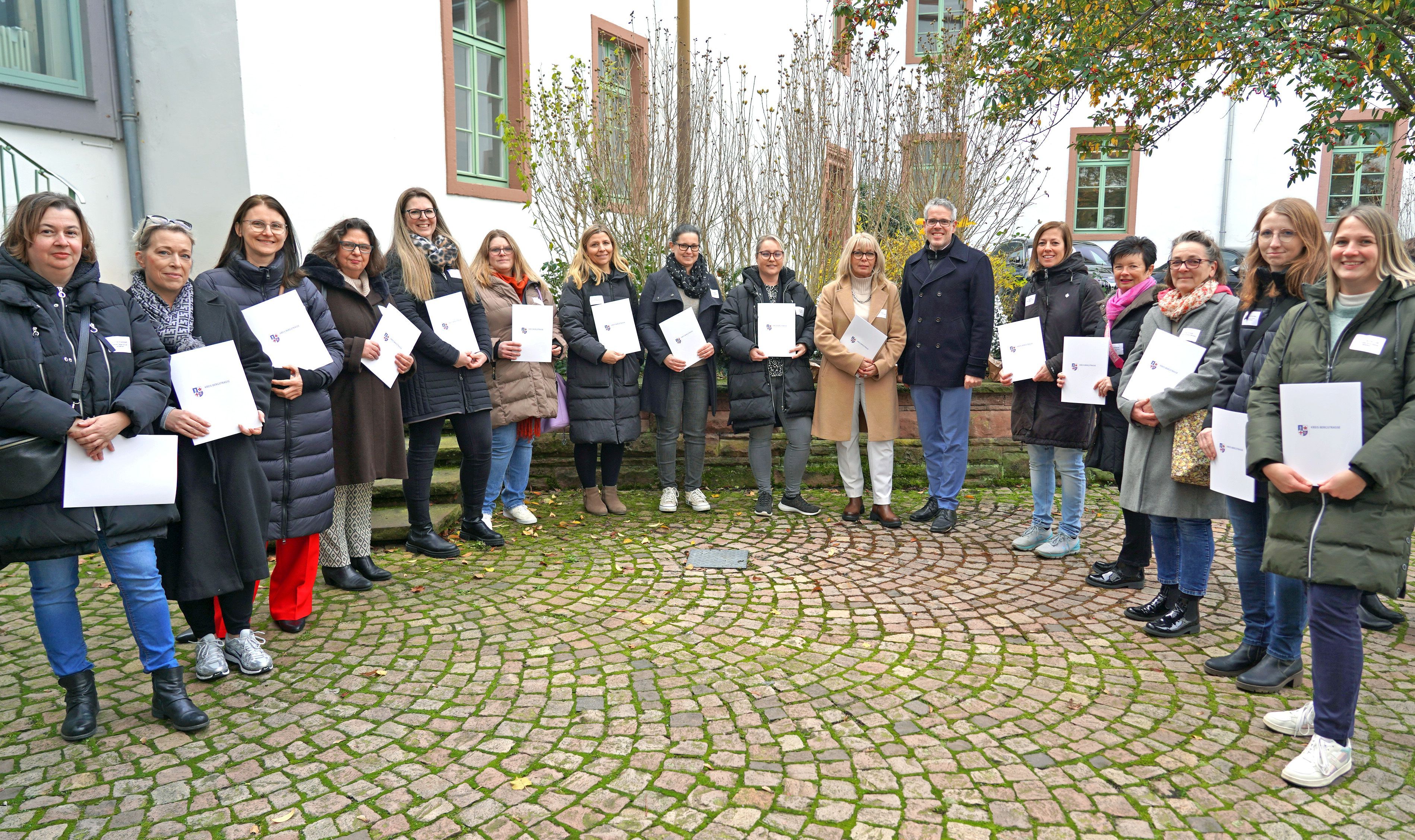 Landrat Christian Engelhardt (6.v.re.) überreichte die Zertifikate für den erfolgreich abgeschlossenen Lehrgang zur Office-Managerin an 15 Schulsekretärinnen aus dem gesamten Kreisgebiet.