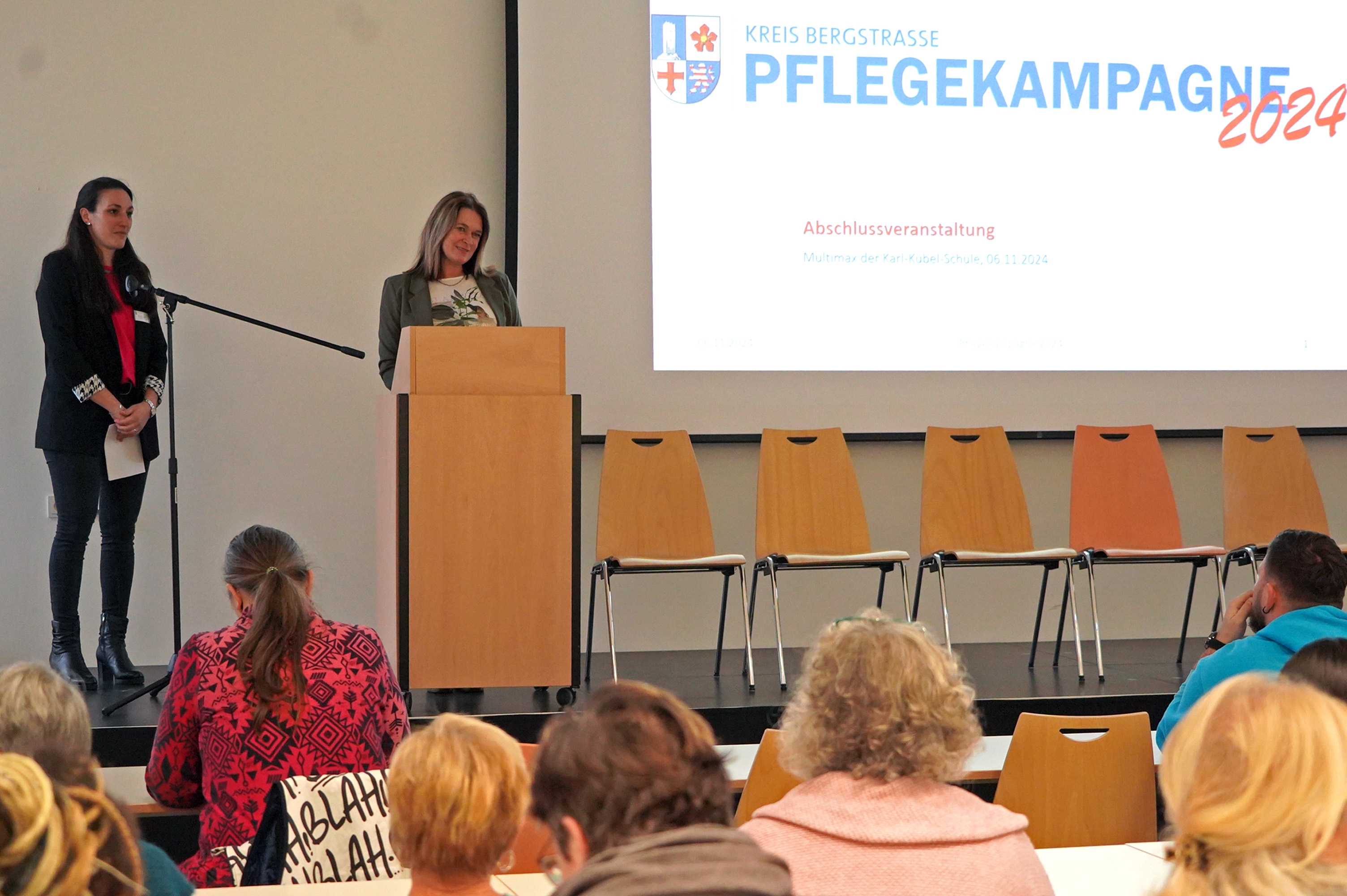 Die Erste Kreisbeigeordnete Angelika Beckenbach (re.), hier mit Christina Arnold von der Fachstelle Leben im Alter des Kreises Bergstraße, zog bei der Abschlussveranstaltung eine positive Bilanz der Pflegekampagne 2024.