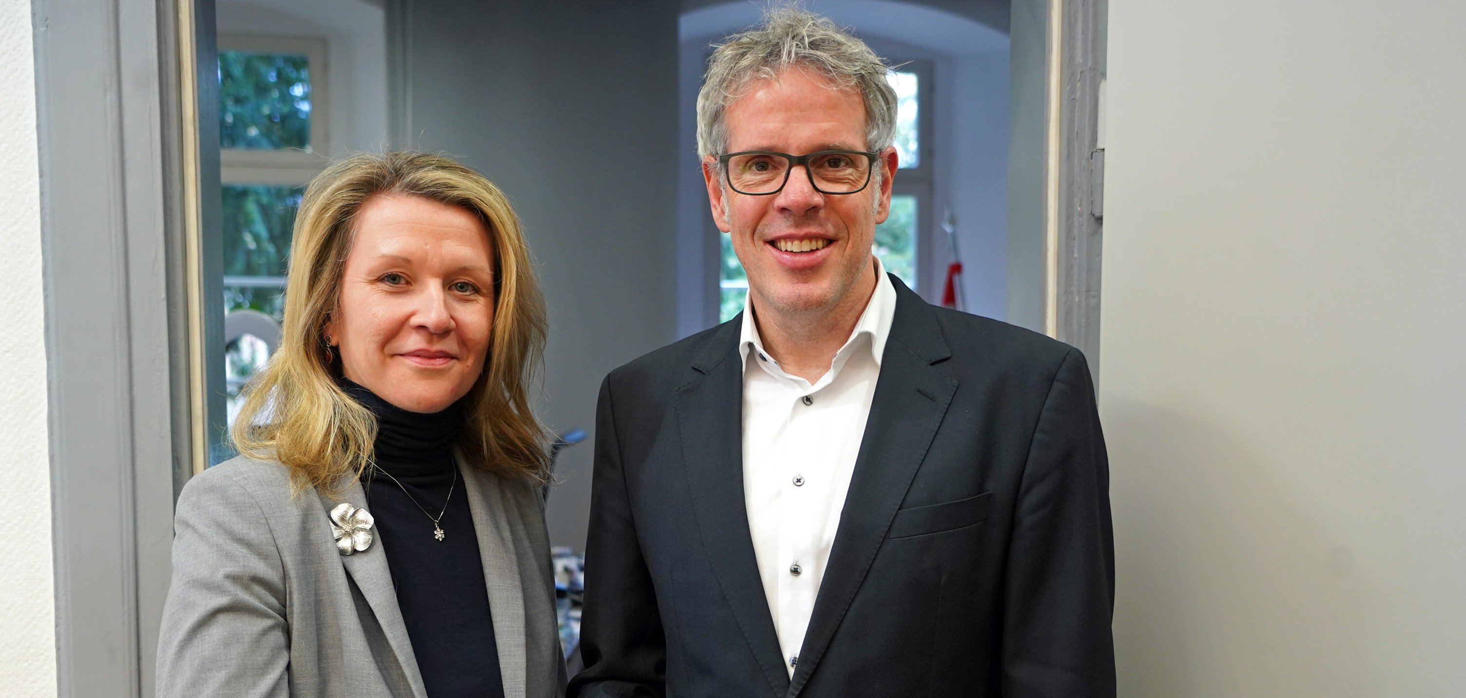 Landrat Christian Engelhardt (re.) begrüßte die neue Leiterin der Kreisvolkshochschule Bergstraße Iwona Cissarz im Heppenheimer Landratsamt.