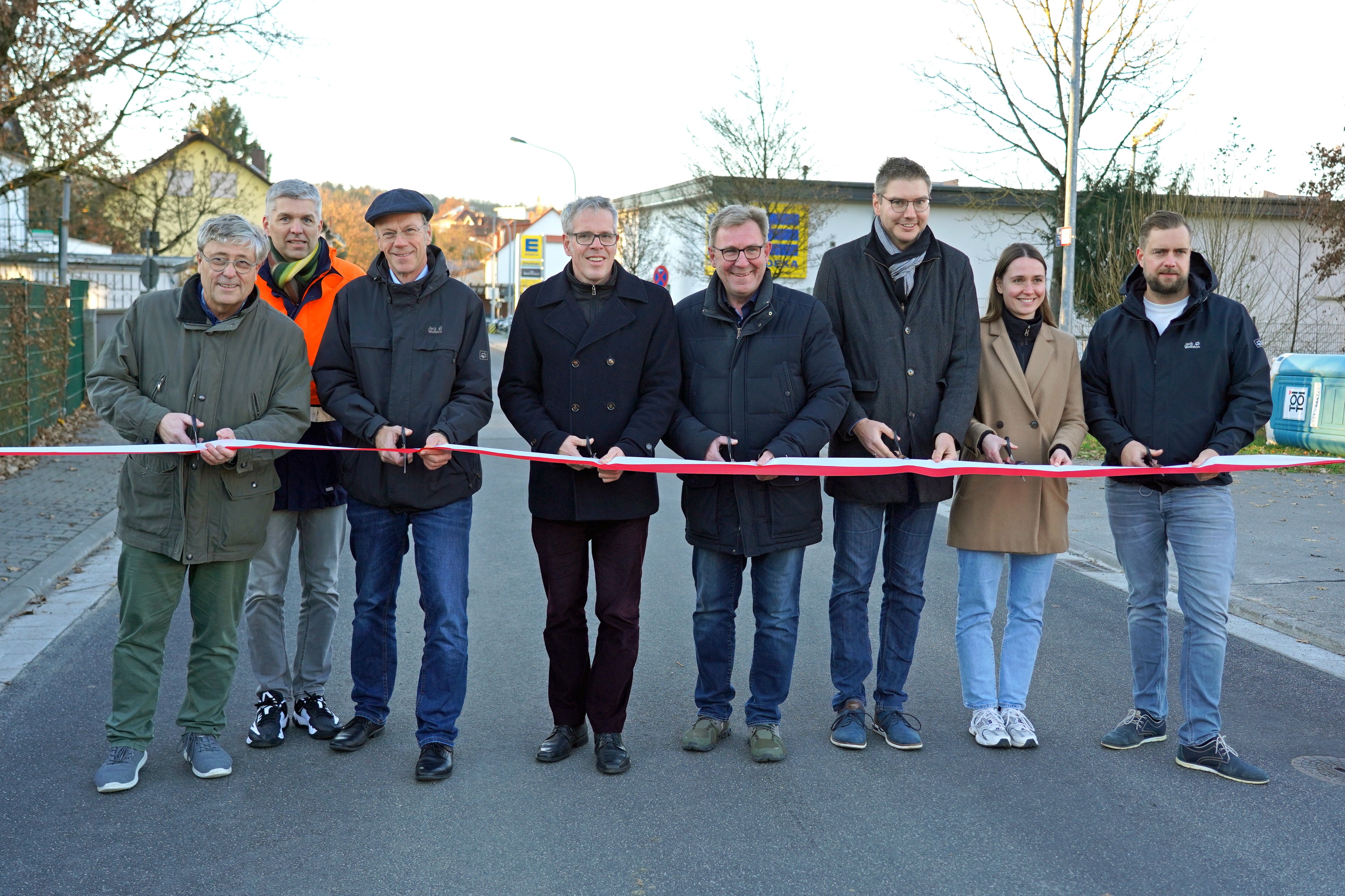 Landrat Christian Engelhardt (4. v. li.), Rimbachs Bürgermeister Holger Schmitt (4. v. re.) und Dominik Perleth, Leiter der Abteilung Mobilität und ÖPNV in der Kreisverwaltung, gaben den Verkehr auf der K 24 gemeinsam mit mehreren Vertreterinnen und Vertretern von Hessen Mobil frei (v.l.n.r.): Arno Krämer (Fachdezernent Bau Südhessen), Jochen Vogel (Leiter Regionalbüro Südhessen), Markus Schmitt (Dezernent Planung und Bau Südhessen), Sarah Keller (Projektingenieurin) und Marco Sippel (Sachgebietsleiter Bau Darmstadt).