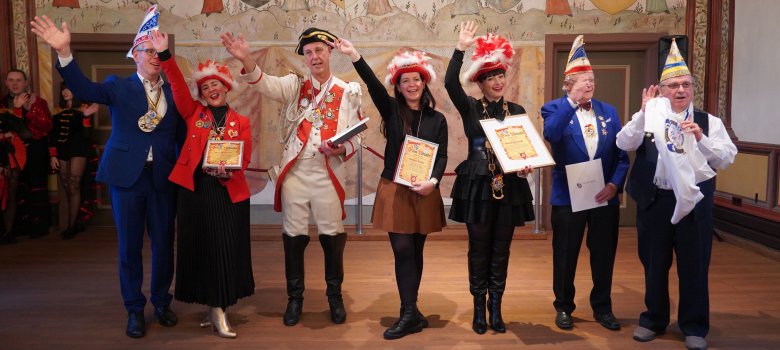 Landrat Christian Engelhardt steht mit Julia Klemmer, Stephan Bailer, Stefanie Neher, Anke Hildenbeutel,  Ulrich Knorr und Siegmund Mendyk zusammen und winkt.