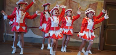 Das Purzelballett der FG Bottschlorum tanzt in roten Gardekostümen.