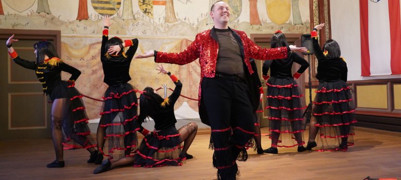 Die Tanzgruppe „X-treme“ des SVG Nieder-Liebersbach bei ihrem Auftritt unter dem Motto „Moulin Rouge“.