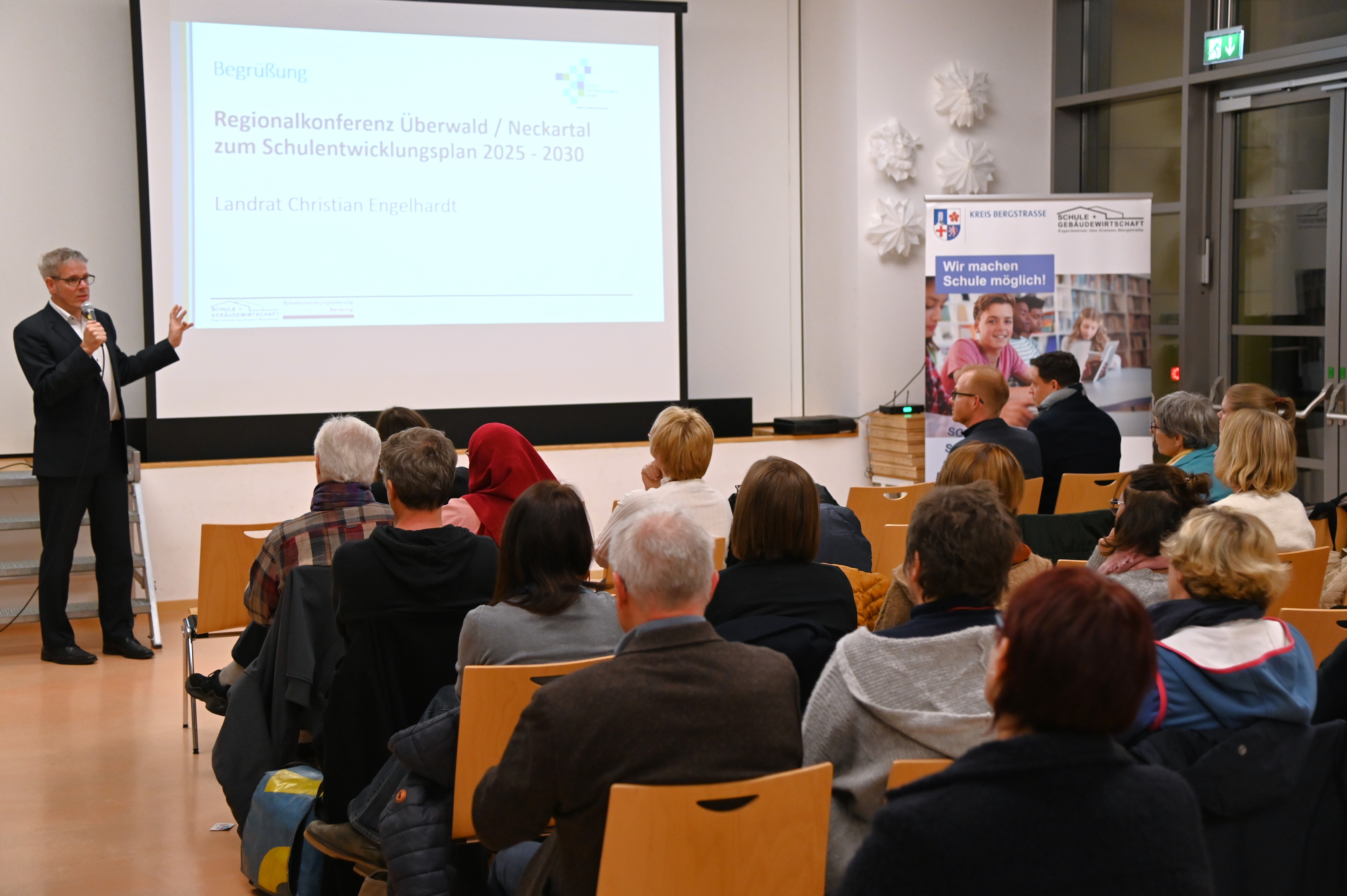 Landrat Christian Engelhardt macht im Rahmen der Regionalkonferenz in Wald-Michelbach auf die bevorstehenden Herausforderungen im Schulbau aufmerksam.